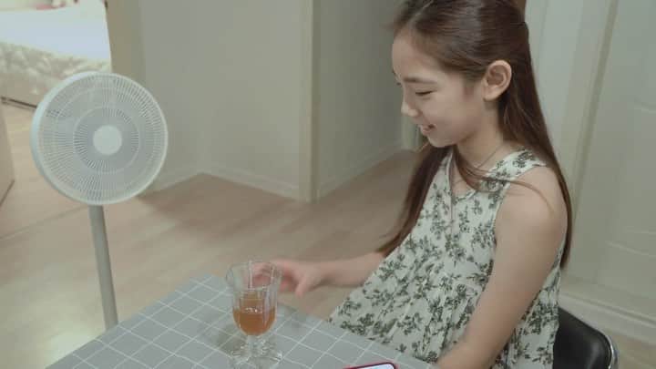 ウンチェのインスタグラム：「#광고 작년에 아가 뜽유가 장난치다가  선풍기를 쓰러뜨려 선풍기 날개가  부러지는 바람에 선풍기 사망😂 (이래서 아들 키우면 살림살이 남아나지 않는다고들 하나봐요)  올 여름 무슨 선풍기를 살까 찾아보다 알게 된 #스마트미무선선풍기 🤍  심플하고 깔끔한 디자인은 물론 , 자주 잃어버리게 되는 리모컨 대신  핸드폰 어플을 이용하면 리모컨 기능👌🏻 . . 어플로 최대 100단계 풍속 조절도 되서 잘 때는  안심하고 초초미풍으로 슈웅 - - - - - #은채픽 #스마트미 #무선선풍기 #선풍기추천 #스마트미선풍기 #SSG닷컴 #스마트미2S #무선선풍기추천 #자연풍선풍기 #미홈어플 #스마트미선풍기추천 #국내배송 #스마트미무선선풍기추천 #쿠쿠전자AS」