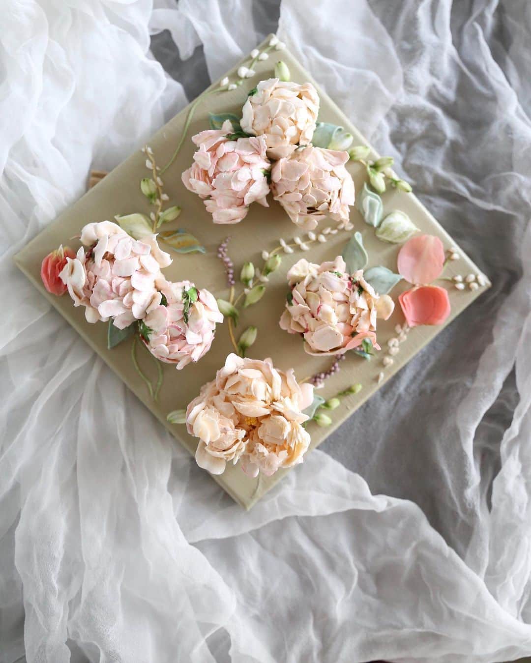 청담 수케이크 (atelier soo)さんのインスタグラム写真 - (청담 수케이크 (atelier soo)Instagram)「ㅡ 플라워케익에만존재하는보너스작업 어렌지하기🤎자유롭게느낌대로를제일좋아해요 ㅡ 🅿🅸🅽🅺 🅿🅴🅾🅽🆈 𝐵𝓊𝓉𝓉𝑒𝓇𝒸𝓇𝑒𝒶𝓂 𝒻𝓁𝑜𝓌𝑒𝓇𝒸𝒶𝓀𝑒 𝒞𝒶𝓇𝓇𝑜𝓉𝒸𝒶𝓀𝑒 ㅡ #flower #cake #flowercake #partycake #birthday #bouquet #buttercream #baking #wilton #weddingcake #peony  ㅡ www.soocake.com vkscl_energy@naver.com」6月24日 8時59分 - soocake_ully