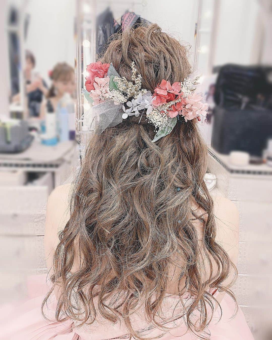 のインスタグラム：「... ... #sappiwedding ... ... . . 少し前にフィードの写真整理してたら 間違えて消してしまったお色直しのhairを🥺🎀 . 保存めちゃめちゃ沢山していただいていたのに すみません😭 . 結婚式もう3回くらいやりたいなぁ♡(笑) 思い出すだけで楽しくてにやにやしてしまう💐 . 結婚式の写真もまだ全然載せきれてないので 小出しにしていきます👰❤︎🤵 . . ………………………………(♡)……………………………… .」