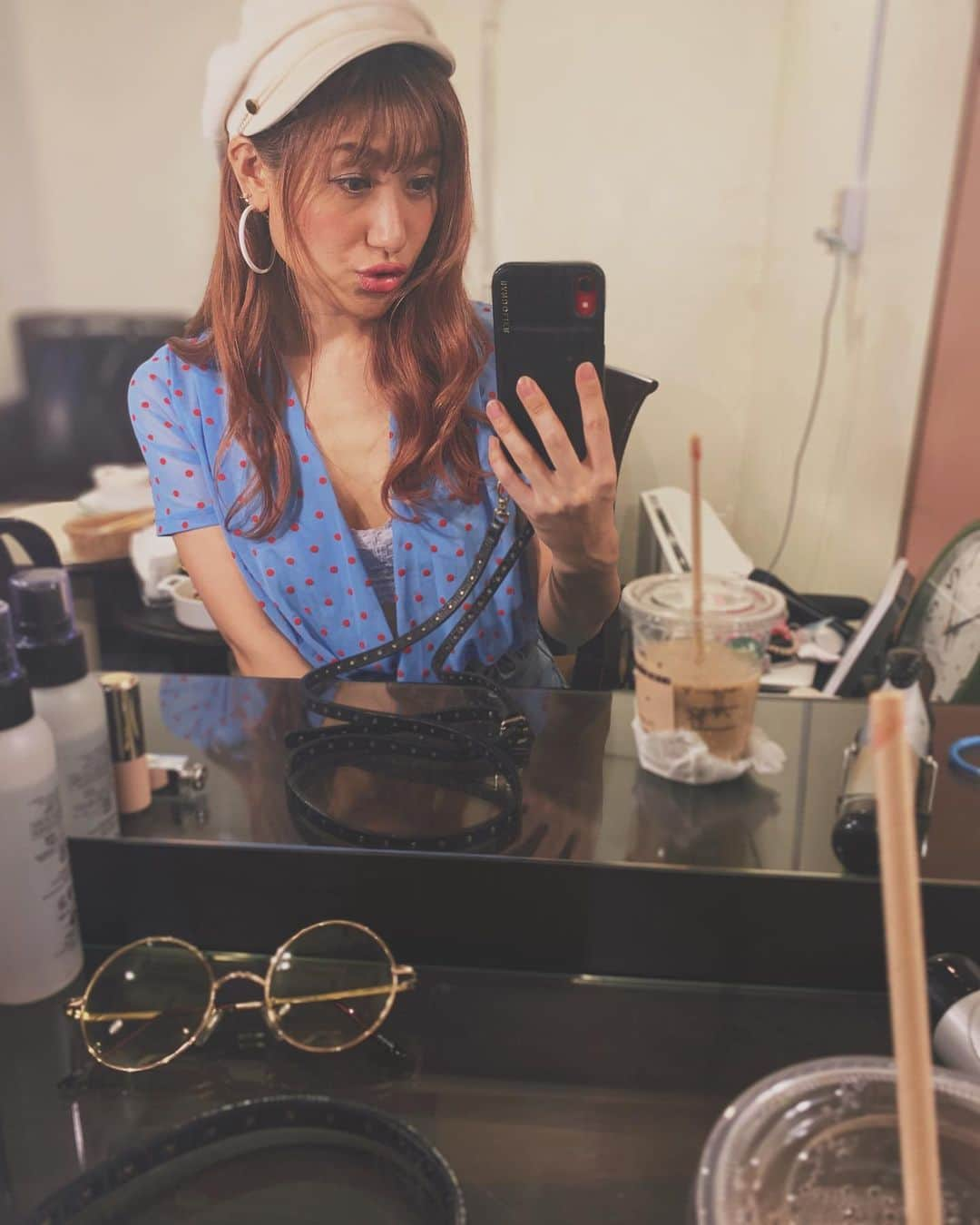 片桐舞子さんのインスタグラム写真 - (片桐舞子Instagram)「楽屋🦩💕 . ゲスト出演のライブって、MAY'Sだと着ないタイプの衣装で出れるのも楽しみ💋 . Topsは去年 #zara のセールで買って一年寝かせたやつ すぐ寝かせちゃう タグついたまま で、そのまま着ちゃう タグつけたまま （昨日のMC） . 才恵加バースデースペシャル ライブ&トークショー 観てくれた皆様 ありがとうございました💟 . さ、MAY'Sもこの夏1番大事なLIVEが 迫ってます🎇 . MAY'S LIVE 2020 幻夏夢物語 -万雷- 6/26 Fri 18:30 Start . 配信ライブですが フルバンドでのステージ ミニライブじゃないよ ワンマンライブです . チケットの購入や配信についての詳細は、私のプロフィールからオフィシャルサイトへ✈︎ . . . #mays#幻夏夢物語」6月24日 9時04分 - mays_maiko