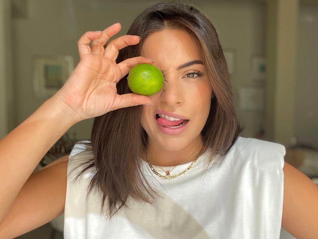 Ana Brenda Contrerasのインスタグラム：「Si la vida te da limones... pues me dispongo a hacerme un té con jengibre para subir las defensas 😄😓😉 Como se sienten?  Los leo 👀  Cuídense mucho! A💫」