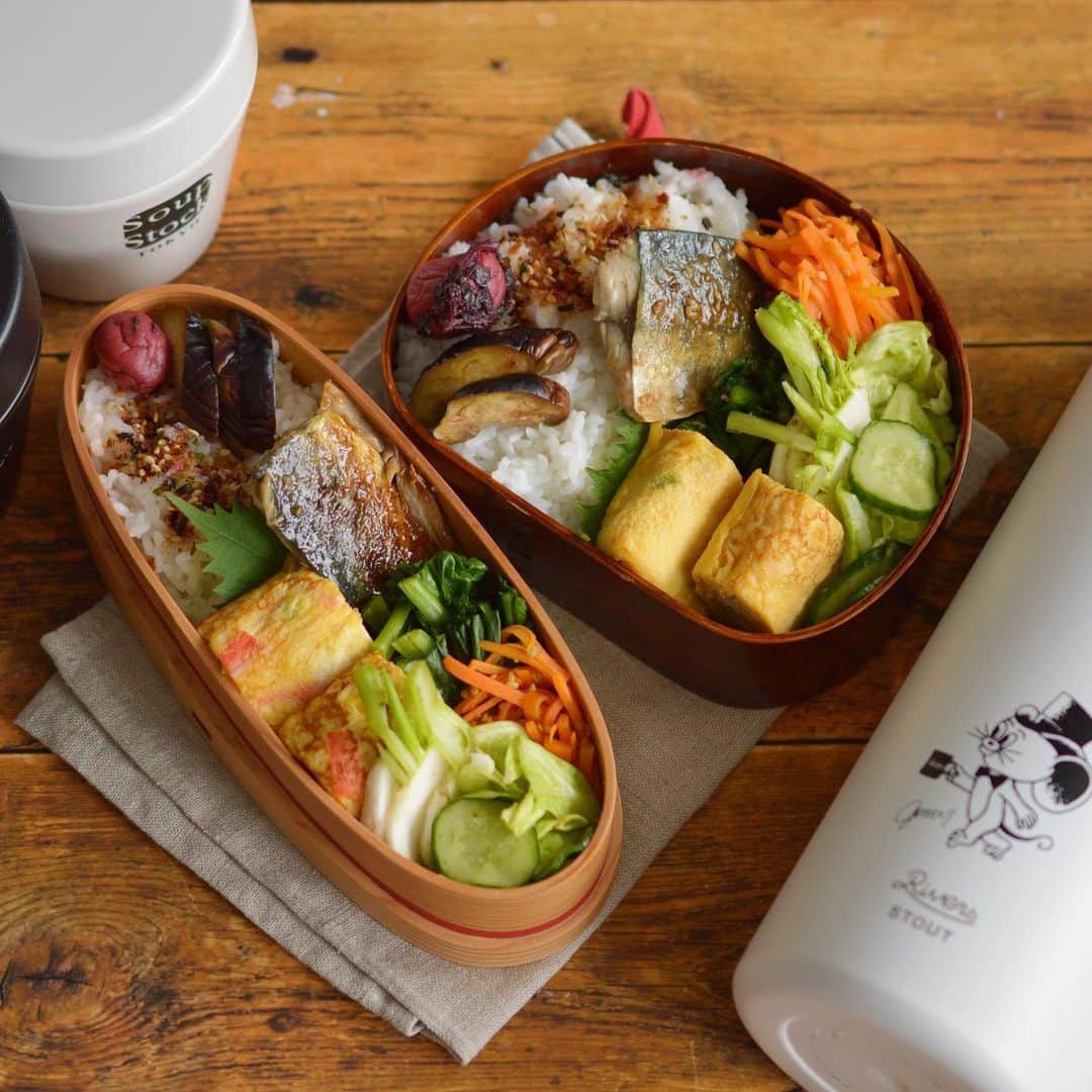 yukiyoのインスタグラム：「2020.6.24* ・ 今日のお弁当 ・ ふりかけと梅干しご飯 カニカマネギ入り玉子焼き ごまドレ鯖焼き ほうれん草おひたし 人参ごま炒め キャベツかぶきゅうり塩もみ 茄子のぬか漬け ・ お湯を入れて作るお味噌汁付き ・ 会社断水らしいのでお湯持参です。 ジェリー鵜飼氏のイラストが可愛くて買ったけど なかなか使い道が難しい1L水筒に笑 ・ ・ ・ 今日の #下味冷凍 は鯖。 ・ ＊レシピと言う程では無い下味冷凍ゴマドレ鯖レシピ 鯖一切れ お好みのごまドレッシング ・ 鯖は塩胡椒し30分位おき水分を拭き取る チャック付き袋に適当にカットした鯖を入れ ごまドレッシングをまんべんなくかかる位入れる ・ 前の晩冷蔵庫に移して解凍 ごまドレッシングを拭いて弱火で焼き 焼けたら袋に残ったごまドレをかけて馴染ませます ・ ・ ・ #お弁当 #obento #bento #lunch #lunchbox #onthetable #japanesefood #暮らし #曲げわっぱ #lin_stagrammer #ロカリ #おうちごはんLover #マカロニメイト #IGersJP #ジェリー鵜飼」