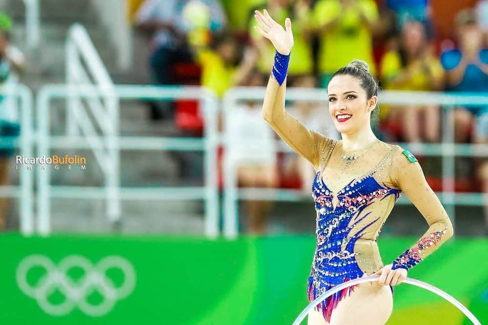 ナターリア・ガウジオのインスタグラム：「Quando é pra falar de Olimpíadas são tantas emoções que fica impossível postar uma foto só... Eu vivo o Espírito Olímpico!! Happy Olympic Day!! 🔙🤩🙏🏻✨😍🤸🏼‍♀️🇧🇷❤️ #olympicday #love #happiness #dreamscometrue #rhythmicgymnastics #gymnast #flexibility #focus #goals #olympian #rio2016 #faith」
