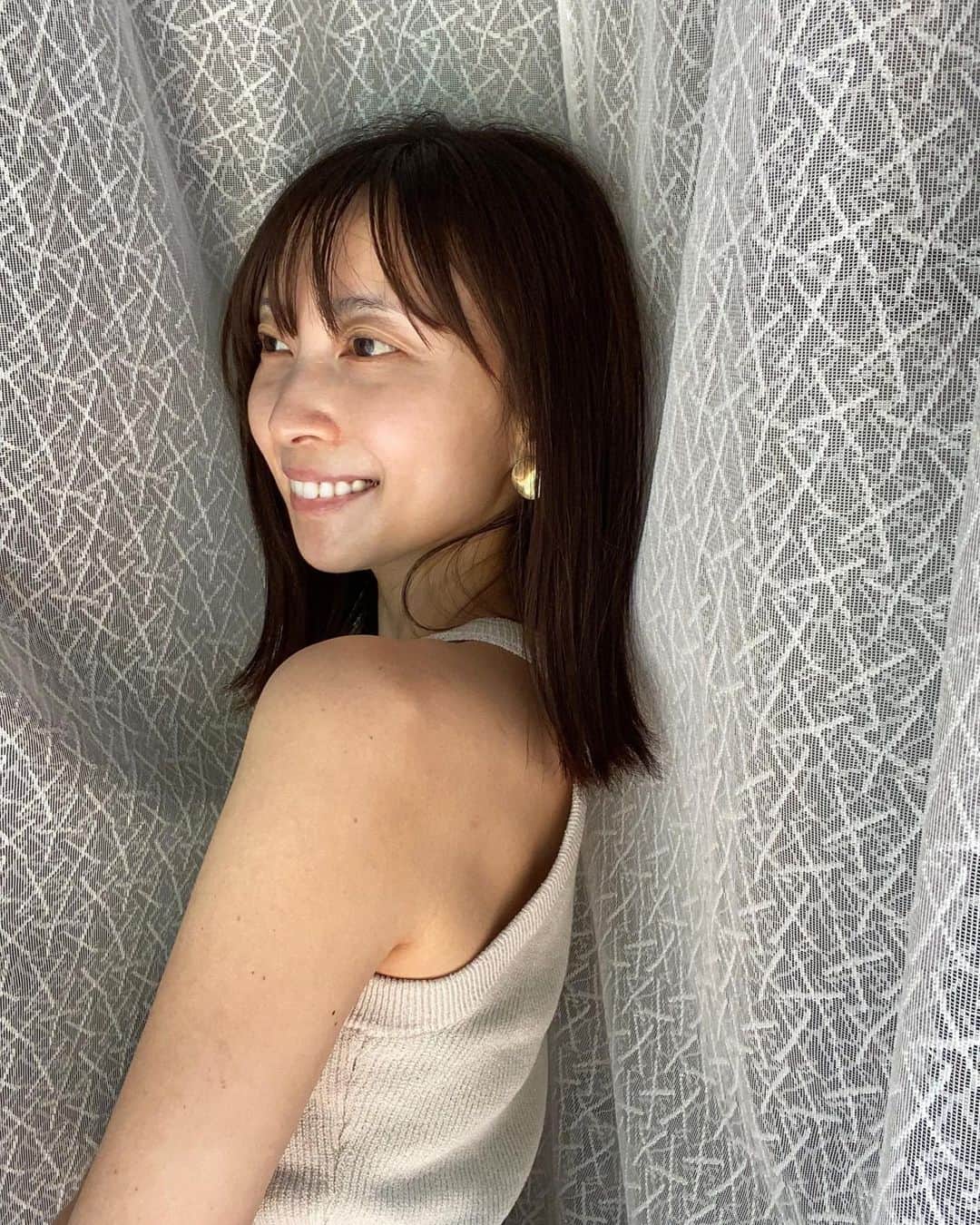 のインスタグラム：「・ 日焼けどめクリームのみの日。 眉毛も描いてないし、クマもまあまああるけど前髪で眉毛なんとなく隠れるしまぁいいかという日もあります。 ・ @yagbeauty_official さんでのピーリングとトーニングに助けられてます。 ・ ああ、最近ますます美容オタクに😇 アラフォーに必要なのは成長因子とビタミンCとペプチド。その次にレチノールも補給したい。ああ、尽きないなぁ。 ・ ・ ・ #yagbeautyclinic#美容#スキンケア#アラフォーママ#札幌ママ#北海道ママ#ママライフ」