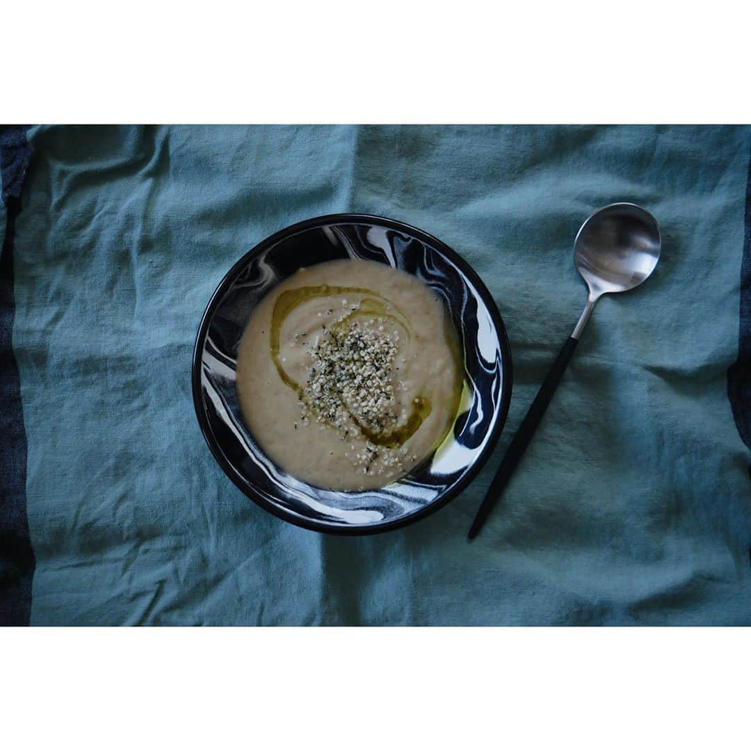eriさんのインスタグラム写真 - (eriInstagram)「コールドプレスジュースのパルプ(搾かす)と、ナッツミルクを作った時のパルプを圧力鍋で柔らかくして、炒めた玉ねぎとミキサーにかけてつくったポタージュ。(味付けは塩のみ) 上にオリーブオイルとヘンプシード。超美味しい！ 捨てるとこないな、コールドプレスジュース！　#菜食手帖　#ジュースとわたしと　#私的菜食手帖」6月24日 9時49分 - e_r_i_e_r_i