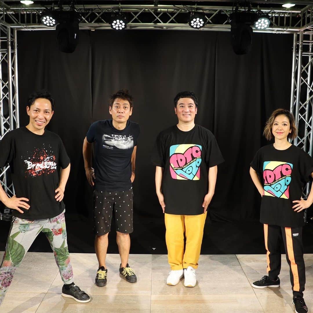 与座よしあきのインスタグラム：「‪三線とタップでコラボしました！あたし頑張って弾いたよ！そんでネタもやってるよ！‬ ‪ぜひみて！！！‬ ‪タップ凄すぎるから！‬ ‪SWINGBOX✖️FLYOUT コラボレーション企画‬ ‪「That's TAP 笑！」‬ ‪https://youtu.be/EgZhEjnd62w‬」