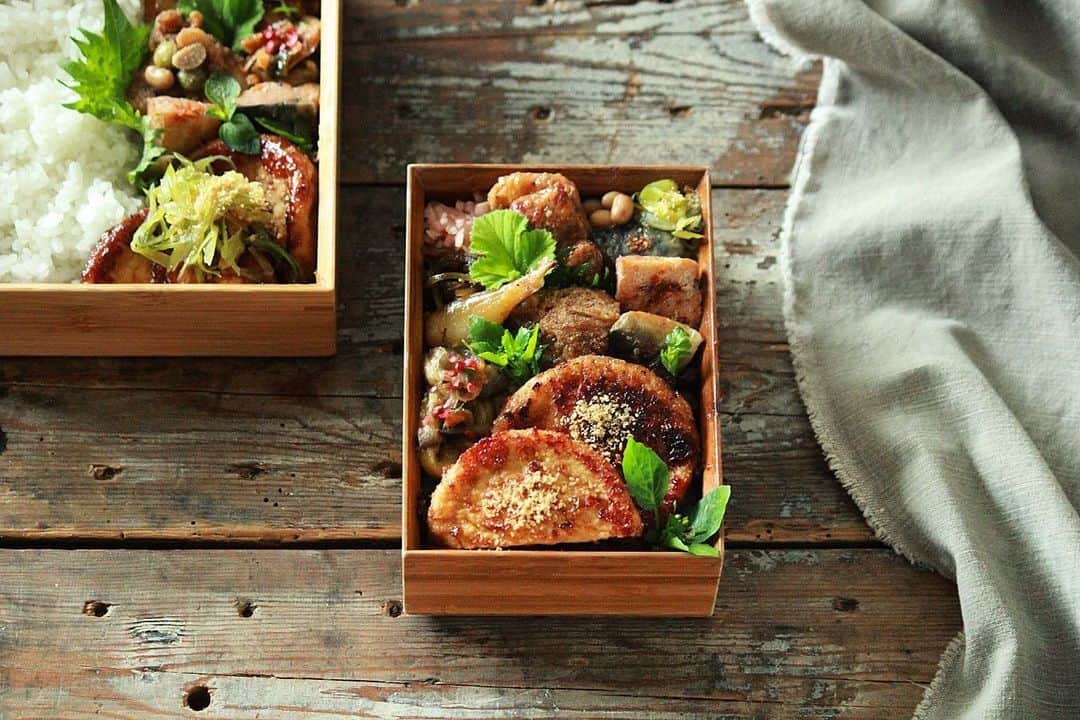 あやこのインスタグラム：「. . がんもどきだって主役 甘辛胡麻照り焼きです . ひと口大の 塩鯖 豚ロース 鶏胸  脂質は控えながら元気の源はしっかりで なんだかどよよんな梅雨も健やかに . 今日は旧友との時間 小学生の頃毎日通った駅で待ち合わせ って 息子が戻ってきた え うそん 定期忘れたの？間に合うのかなこれ 今日も万歩計の記録を更新しそう . . . #神奈川県　#mebyoスタイルアンバサダー  #夏バテ予防　#栄養満点　#アスリート飯  #小学生弁当　#中学生弁当　#夫弁当　#お弁当3人分 #旧友との時間　#大切にしたい時間  #ピンチも楽しむ #親子時間 が増えて幸せ　 #家事#育児 で#体を動かす　 #お弁当作り も#運動 も#無理せず #暮らしを楽しむ」