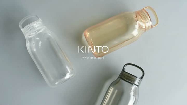 のインスタグラム：「NEW COLLECTION 02⁠⠀ WATER BOTTLE⁠⠀ ⁠⠀ 毎日の水分補給をサポートする軽量でコンパクトなWATER BOTTLE。日常使いに適した、傷がつきにくく割れにくい高品質な樹脂素材を採用しました。⁠⠀ 1回転で簡単に開け閉めできる蓋は、手にフィットして持ちやすいハンドル付きで、気軽に持ち歩けるデザインです。水を入れることで素材の透明感やフォルムの美しさがより際立ちます。⁠⠀ [2020年8月下旬入荷予定] ⁠⠀ Lightweight and compact WATER BOTTLE lets you hydrate effortlessly. Made of high quality transparent copolyester, it is durable and scratch resistant.​ ​⁠⠀ The lid opens with a single twist and has a handle that is comfortable to hold, making it convenient to carry around. The bottle's beautiful form and transparency stands out when you put water inside.​ ⁠⠀  [Estimated availability in Japan: Late August, 2020]  ⁠⠀ #kinto #キントー #newcollection #新商品」