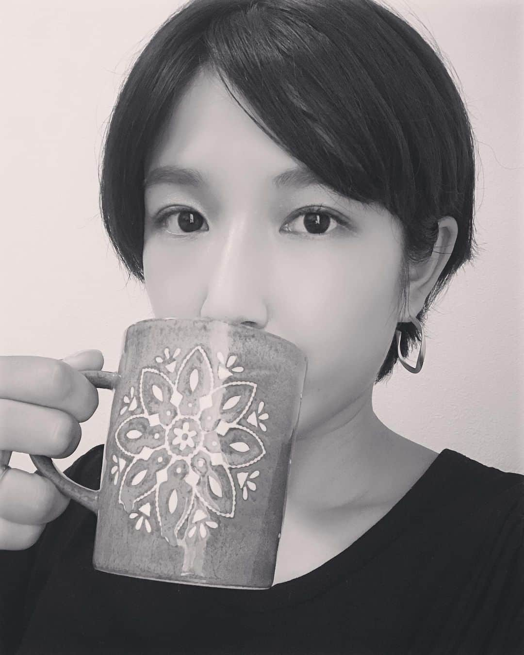 小西ゆりなさんのインスタグラム写真 - (小西ゆりなInstagram)「今週も親子の我慢比べ対決始まりました👩‍👦(登園拒否息子🆚心を鬼にする母) なんとか送り届けて… 束の間のコーヒータイム☕️ #小西ゆりな　#男の子ママ #親子の対決 #息子3歳 #幼稚園 #年少 #登園拒否問題 #我慢比べ #束の間の休息 #coffee #お気に入りのマグカップで」6月24日 10時04分 - yurina_konishi