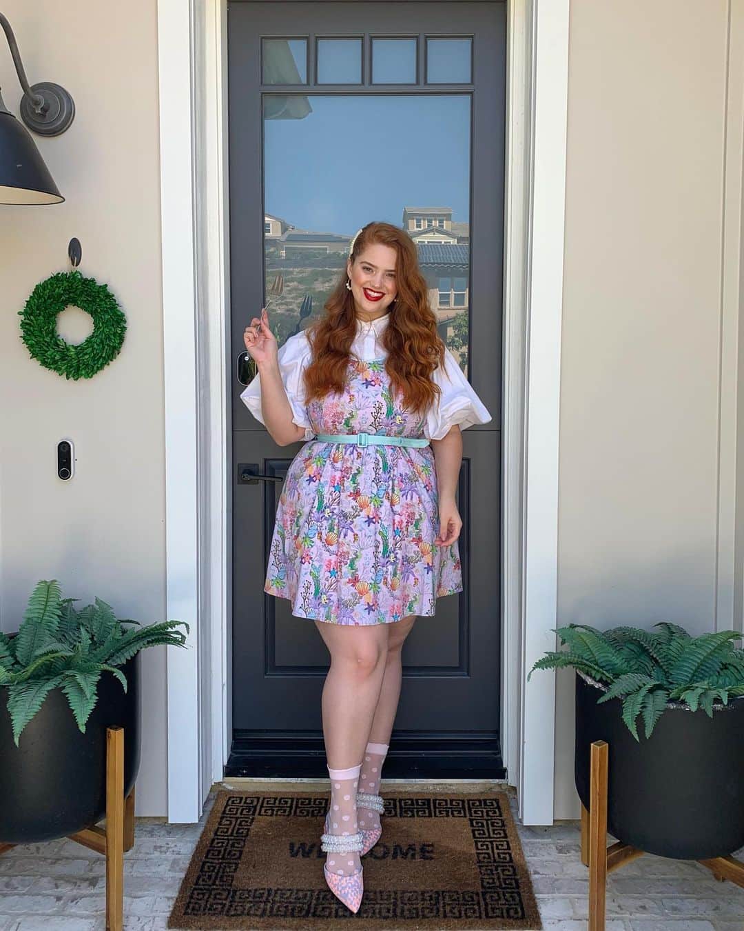 ブリー・キッシュのインスタグラム：「preparing for the day i can finally walk through those disneyland gates again... 🧜🏼‍♀️🐭🍎✨❣️ @stitchshoppebyloungefly」