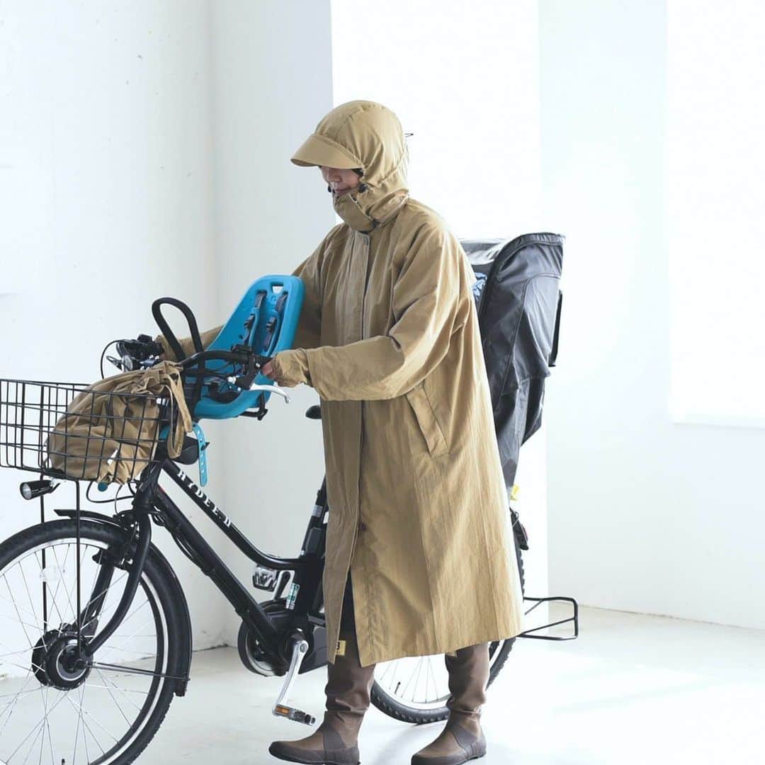 北欧、暮らしの道具店さんのインスタグラム写真 - (北欧、暮らしの道具店Instagram)「【新商品】自転車だってラクラク！私たちが欲しかった理想の「レインコート」を作りました✨ . - - - - - - - - - - - - さて本日お届けするのは、 まさに梅雨の今に大活躍する オリジナルでつくった「レインコート」。 . 今日の天気は雨と知ると、 気が重くなってしまうものです。  お出かけでは濡れないように完全防備、 そのせいでおしゃれも楽しめない。 担当プランナー・中居が ずっと抱えていたそんな悩みが種となり、 試行錯誤を経て生まれた渾身のレインコート。  スタッフも早速着てみましたが、 思わず「これはレインコート？」と思うほど 感動したのがこのデザイン。 まさに春先に着るコートのようで、 ユニセックス仕様だから 夫や家族とも共有できるなんて……！ レインコートのイメージが覆りました。  手元が濡れないようにアームカバーをつけたり、 同じ素材でできた付属バッグに かばんを入れたら、 自転車を乗るときに雨から守ってくれるのも 気が利くなと思いました。  まだまだ伝えたいポイントは山ほどあります。 商品ページでじっくりご紹介していますので、 ぜひ、商品をタップしてご覧くださいね♪ . - - - - - - - - - - - - 「自転車もノーストレス」晴れの日も着たいレインコート（バッグ付き） . ▶お買いものはプロフィールのリンクからどうぞ→@hokuoh_kurashi ・ #KURASHIandTripsPUBLISHING#hat#fashion#coordinate#レインコート#雨#雨の日#梅雨#コート#自転車#通勤#通学#保育園#自転車通勤#コーデ#コーディネート#シンプルコーデ#今日のコーデ#シンプル#シンプルライフ#シンプルデザイン#暮らしを楽しむ#日々の暮らし#北欧#暮らし#北欧暮らしの道具店」6月24日 10時12分 - hokuoh_kurashi