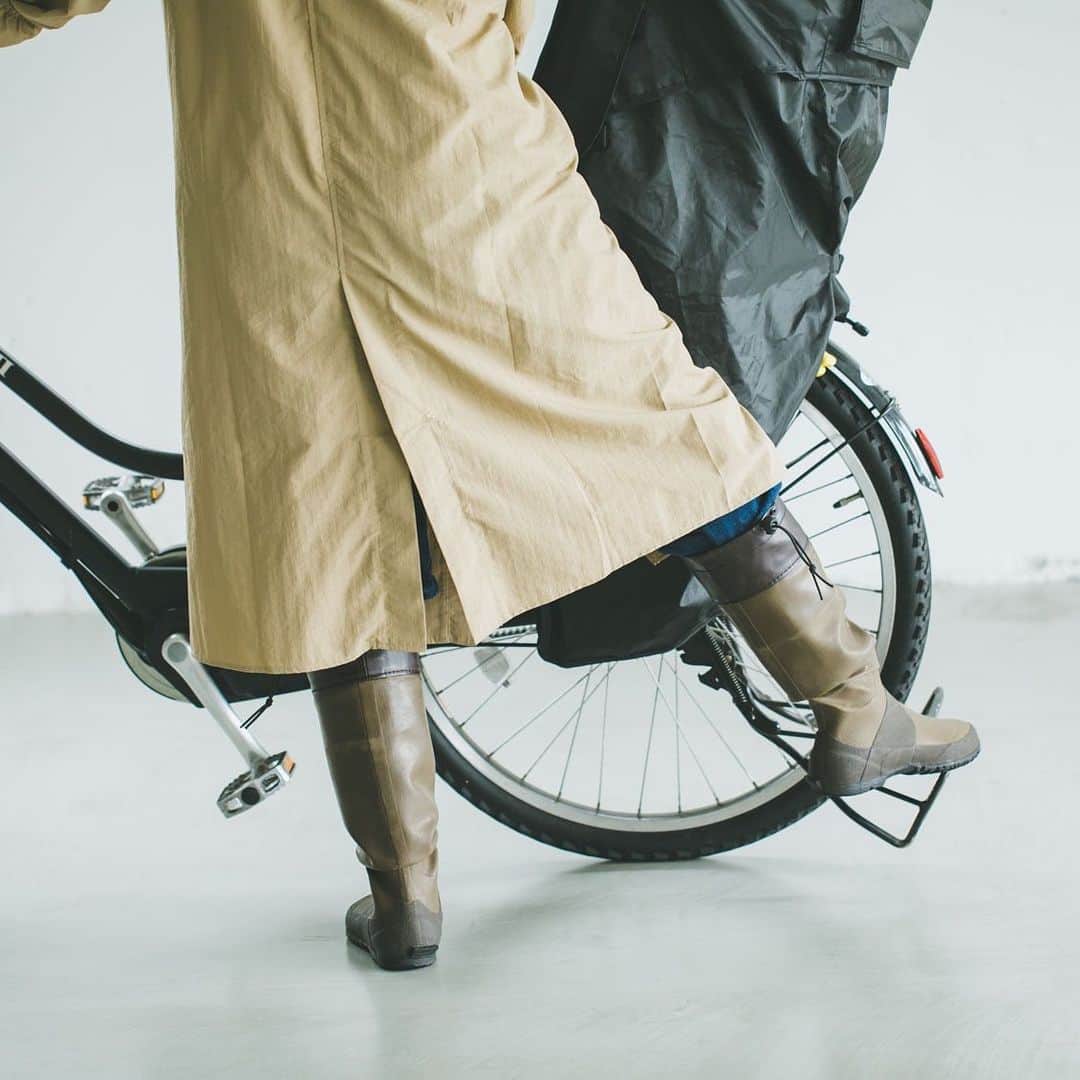 北欧、暮らしの道具店さんのインスタグラム写真 - (北欧、暮らしの道具店Instagram)「【新商品】自転車だってラクラク！私たちが欲しかった理想の「レインコート」を作りました✨ . - - - - - - - - - - - - さて本日お届けするのは、 まさに梅雨の今に大活躍する オリジナルでつくった「レインコート」。 . 今日の天気は雨と知ると、 気が重くなってしまうものです。  お出かけでは濡れないように完全防備、 そのせいでおしゃれも楽しめない。 担当プランナー・中居が ずっと抱えていたそんな悩みが種となり、 試行錯誤を経て生まれた渾身のレインコート。  スタッフも早速着てみましたが、 思わず「これはレインコート？」と思うほど 感動したのがこのデザイン。 まさに春先に着るコートのようで、 ユニセックス仕様だから 夫や家族とも共有できるなんて……！ レインコートのイメージが覆りました。  手元が濡れないようにアームカバーをつけたり、 同じ素材でできた付属バッグに かばんを入れたら、 自転車を乗るときに雨から守ってくれるのも 気が利くなと思いました。  まだまだ伝えたいポイントは山ほどあります。 商品ページでじっくりご紹介していますので、 ぜひ、商品をタップしてご覧くださいね♪ . - - - - - - - - - - - - 「自転車もノーストレス」晴れの日も着たいレインコート（バッグ付き） . ▶お買いものはプロフィールのリンクからどうぞ→@hokuoh_kurashi ・ #KURASHIandTripsPUBLISHING#hat#fashion#coordinate#レインコート#雨#雨の日#梅雨#コート#自転車#通勤#通学#保育園#自転車通勤#コーデ#コーディネート#シンプルコーデ#今日のコーデ#シンプル#シンプルライフ#シンプルデザイン#暮らしを楽しむ#日々の暮らし#北欧#暮らし#北欧暮らしの道具店」6月24日 10時12分 - hokuoh_kurashi
