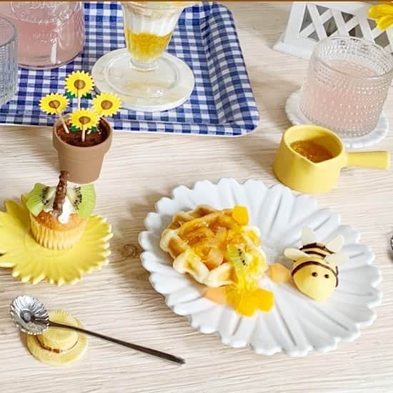 ナチュラルキッチン / ナチュラルキッチン アンドさんのインスタグラム写真 - (ナチュラルキッチン / ナチュラルキッチン アンドInstagram)「﻿ ＼ 明日は新商品の入荷日 ／﻿ ﻿ 明日6/25(木)は7月新商品の入荷日🚚✨﻿ ﻿ ティータイムが明るくなるひまわりモチーフのアイテムが登場🌻﻿ ﻿ スイーツを盛り付けてテーブルの上にひまわり畑を作りませんか？﻿ ﻿ 🆕プレート向日葵 (φ18×H1.5cm)﻿ 300円(税抜き)﻿ ﻿ 🆕ミニプレート向日葵 (φ10×H1cm)﻿ 100円(税抜き)﻿ ﻿ 🆕ティースプーンひまわり﻿ 100円(税抜き)﻿ ﻿ 🆕爪楊枝ピックひまわり6P﻿ 100円(税抜き)﻿ ﻿ 🆕エンボスフラワープレートM ホワイト(φ18×H2cm)﻿ 300円(税抜き)﻿ ﻿ 🆕箸置き 麦わら帽子﻿ 100円(税抜き)﻿ . 🆕エンボスフラワープレートS ホワイト(φ9×H1cm)﻿ 100円(税抜き)﻿ ﻿ #ナチュラルキッチン﻿ #ナチュラルキッチンアンド﻿ #naturalkitchen﻿ ﻿ ⚠️ナチュラルキッチン、ナチュラルキッチン アンド全店舗の営業を再開しております。﻿ ⚠️時間短縮営業している店舗がございますので、ご来店の際には各商業施設のホームページ情報をご確認くださいませ。﻿ ﻿ #向日葵 #ひまわり #ヒマワリ #ひまわりモチーフ #ひまわり皿 #プレート#皿 #ティースプーン #爪楊枝ピック #エンボスプレート #箸置き #麦わら帽子モチーフ #夏食器」6月24日 10時12分 - naturalkitchen_official