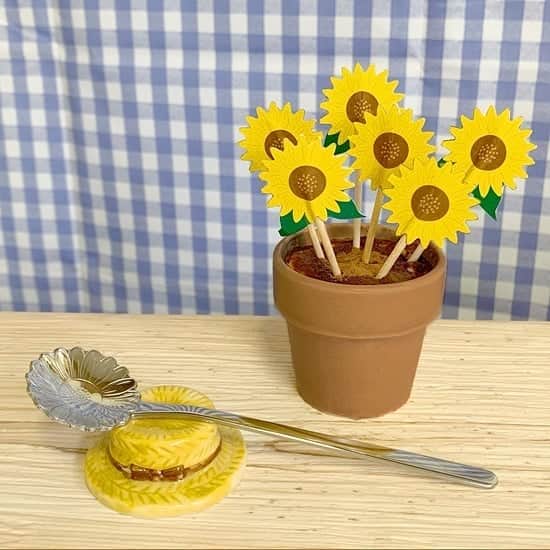 ナチュラルキッチン / ナチュラルキッチン アンドさんのインスタグラム写真 - (ナチュラルキッチン / ナチュラルキッチン アンドInstagram)「﻿ ＼ 明日は新商品の入荷日 ／﻿ ﻿ 明日6/25(木)は7月新商品の入荷日🚚✨﻿ ﻿ ティータイムが明るくなるひまわりモチーフのアイテムが登場🌻﻿ ﻿ スイーツを盛り付けてテーブルの上にひまわり畑を作りませんか？﻿ ﻿ 🆕プレート向日葵 (φ18×H1.5cm)﻿ 300円(税抜き)﻿ ﻿ 🆕ミニプレート向日葵 (φ10×H1cm)﻿ 100円(税抜き)﻿ ﻿ 🆕ティースプーンひまわり﻿ 100円(税抜き)﻿ ﻿ 🆕爪楊枝ピックひまわり6P﻿ 100円(税抜き)﻿ ﻿ 🆕エンボスフラワープレートM ホワイト(φ18×H2cm)﻿ 300円(税抜き)﻿ ﻿ 🆕箸置き 麦わら帽子﻿ 100円(税抜き)﻿ . 🆕エンボスフラワープレートS ホワイト(φ9×H1cm)﻿ 100円(税抜き)﻿ ﻿ #ナチュラルキッチン﻿ #ナチュラルキッチンアンド﻿ #naturalkitchen﻿ ﻿ ⚠️ナチュラルキッチン、ナチュラルキッチン アンド全店舗の営業を再開しております。﻿ ⚠️時間短縮営業している店舗がございますので、ご来店の際には各商業施設のホームページ情報をご確認くださいませ。﻿ ﻿ #向日葵 #ひまわり #ヒマワリ #ひまわりモチーフ #ひまわり皿 #プレート#皿 #ティースプーン #爪楊枝ピック #エンボスプレート #箸置き #麦わら帽子モチーフ #夏食器」6月24日 10時12分 - naturalkitchen_official