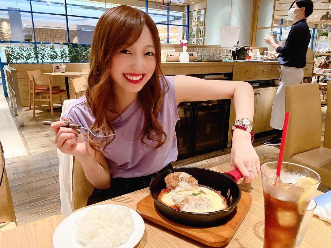 松井さやかさんのインスタグラム写真 - (松井さやかInstagram)「数億年ぶりに中学の同級生とランチ🥰🍴 当時バレー部だったんだけど、部活帰りによくアリオいってクィクリーのんでマックポーク食べたな、、🐖 札幌人あるある🥺✨？笑笑  みんな全然変わってなくて昔話に花が咲きました🌼  少しずつ戻りつつある日常。  #渋谷カフェ #ランチ #チーズキッチンラクレ 🧀 #アリオ札幌 に #クィクリー はもう #ありません 😢🍹 #マックポーク ももう #ありません 🐖 #鉄板はお熱いのでお気を付けください ☺️♡」6月24日 10時24分 - matsui_sayaka