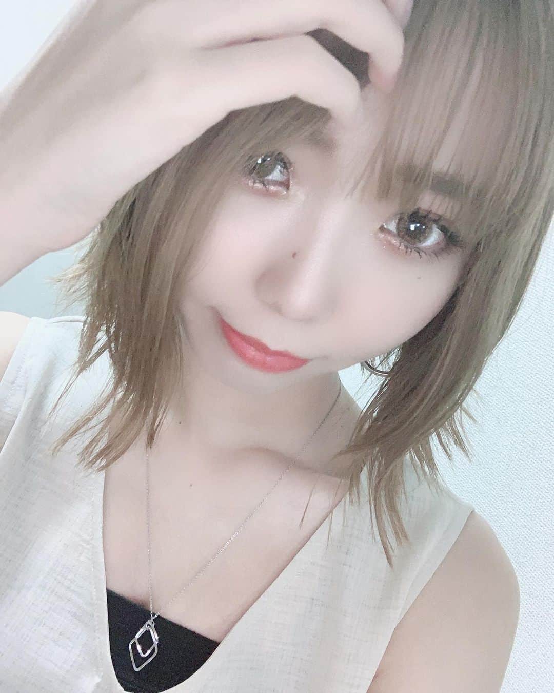 桑名利瑠のインスタグラム：「. . . おはようございます☀ . 最近のマイブームはゲーム実況をみること。ゲームにハマるって初めて🎮 アクション系難しいけど、楽しさを知った🥺🎮 ホラー系してみたいーー！！！って思うものの、怖くて目閉じたまましそうや。笑🤣 . . . #fashion #followｍe #followforfollowback #selfie #selca #goodmorning #おはよう #makeup #make #l4l #instafashion #instalike #instagood #outfit #outfitoftheday #ショートボブ #ハイトーンカラー #グレージュ #code #murua #photooftheday #photo #東京 #도쿄 #아이돌 #모델 #패션 #화장품 #おうち時間 #ゲーム女子」
