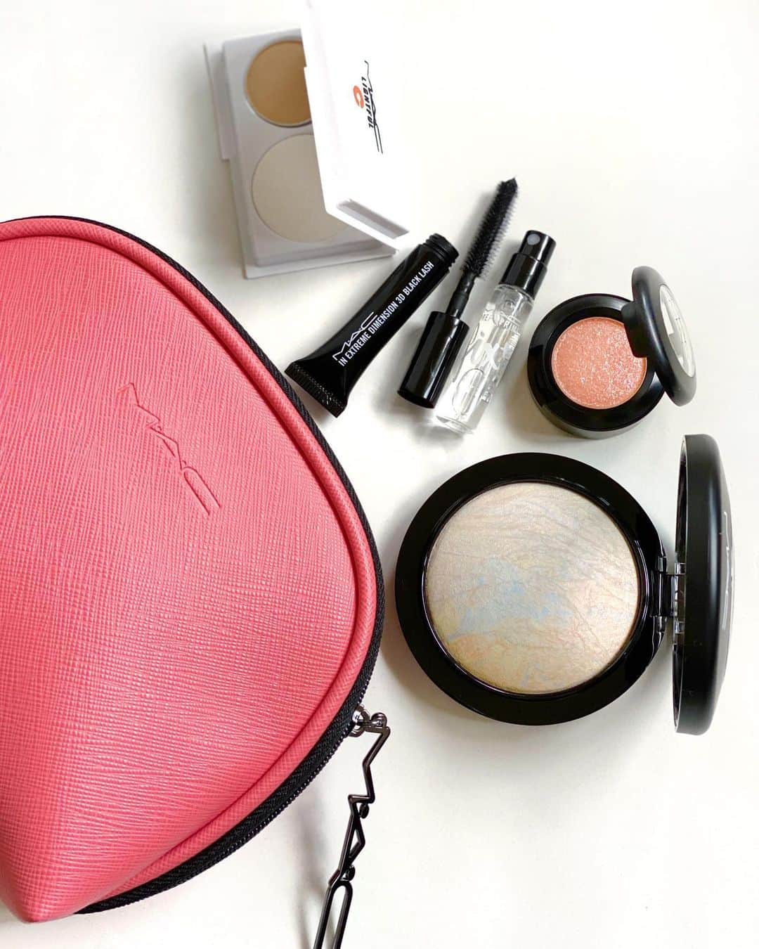 M∙A∙C Cosmetics Japanのインスタグラム：「【本日公式オンラインショップ限定発売】 夏メイクをもっと楽しむ！人気アイテムがお得に手に入る限定キット2種が登場💄  ㅤ M·A·C のベストセラーアイシャドウとツヤ感をプラスするフェイスパウダーのセットで目が眩むほど輝く目元とツヤ肌メイクを✨  ㅤ M·A·C のベストセラーリップスティックとリップメイクの仕上がりを高める、大人気リップベースのセットでは、ほどよいツヤ感と、顔色華やぐ万能カラーで美しいリップメイクを完成させて💕  ㅤ ㅤ ■画像1枚目 「グロー ルック キット」 (税込 7,810円) セット内容： ・ダズルシャドウ ラスト ダンス ・M·A·C ミネラライズ スキンフィニッシュ ライトスカペード ・M·A·C プレップ プライム フィックス+ (サンプル、2.5ml) ・ライトフル C+ SPF 30 ファンデーション (サンプル、1.5g) ・イン エクストリーム ディメンション 3D ブラック ラッシュ (サンプル、1g) ・限定デザインポーチ (サイズ W160×H120×D60mm) ■画像2枚目 「シーシアー キット」 (税込 6,270円) ・リップスティック シー シアー ・M·A·C プレップ プライム リップ ・M·A·C プレップ プライム フィックス+ (サンプル、2.5ml) ・ライトフル C+ SPF 30 ファンデーション (サンプル、1.5g) ・イン エクストリーム ディメンション 3D ブラック ラッシュ (サンプル、1g) ・限定デザインポーチ (サイズ W160×H120×D60mm)  ㅤ ㅤ 【公式オンラインショップ限定特典】 ☑6月25日(木) 23:59まで全品送料無料！ ☑初回ご購入のお客様へ10% OFFクーポンをプレゼント（クーポンコードwelcome） ㅤ #MACCosmeticsJapan #MACCosmetics #MAC #MACコスメ #マックコスメ #コスメ #メイク #美容 #化粧品 #デパコス #コスメ部 #コスメマニア #コスメ好き #コスメ好きさんと繋がりたい #メイク好きな人と繋がりたい #夏メイク #夏コスメ #透明感 #お気に入りコスメ #限定コスメ #新作コスメ #MACリップ #ツヤ肌 #キラキラメイク」