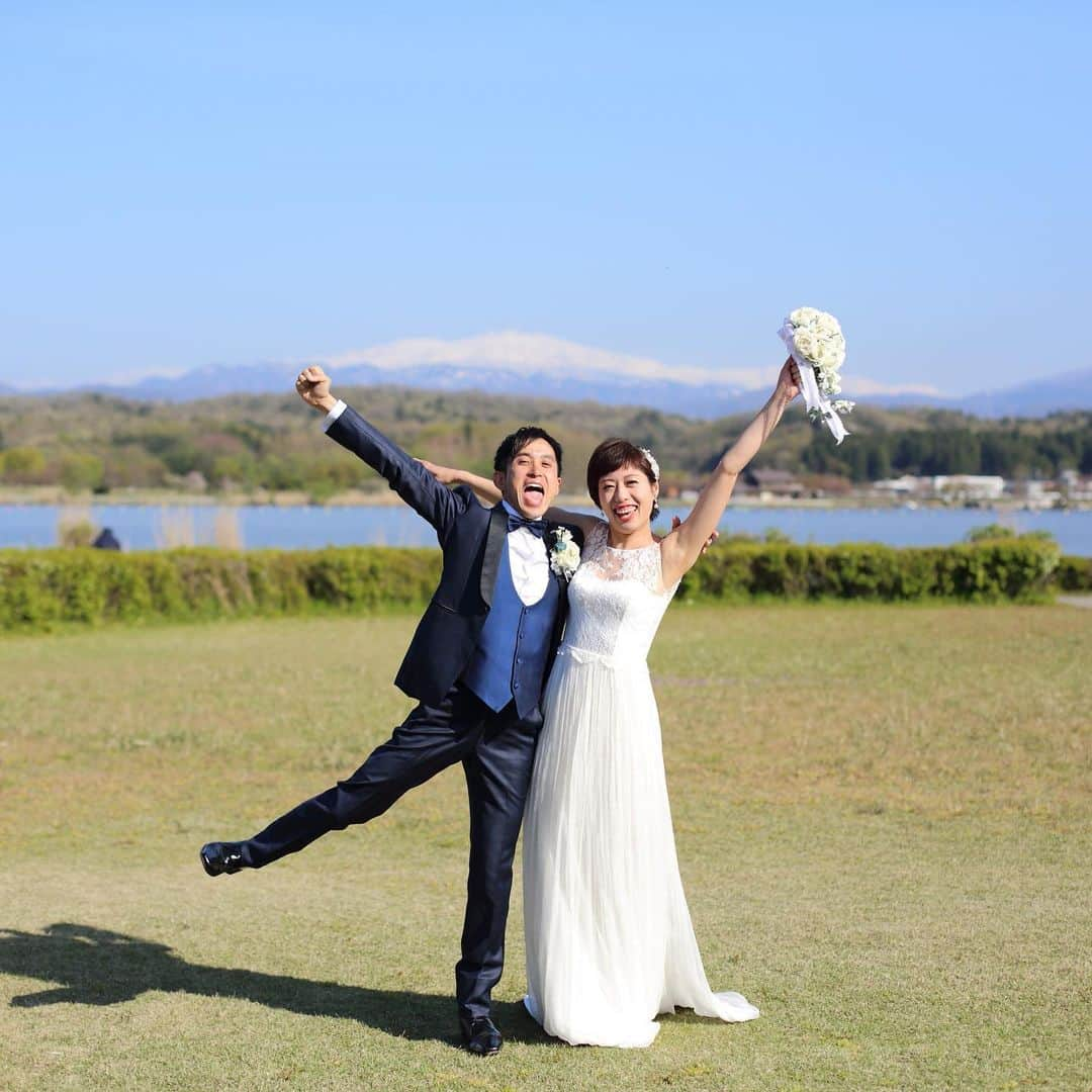 小松結婚式 M&U エムアンドユー ウェディングさんのインスタグラム写真 - (小松結婚式 M&U エムアンドユー ウェディングInstagram)「【パーティーレポート】披露宴後、白山をバックロケーションフォト。﻿ ﻿ 結婚式当日は晴天に恵まれ、お二人の大切な1日を祝福しているかのようでした。﻿ ﻿ LOCATION : UMI no RUSTICWEDDING﻿ PARTY SPACE : LAGO BIANCO﻿ GUEST : 46﻿ SEASON : SPRING﻿ ﻿ M&Uの公式サイトでは、挙式・披露会陰会場のご紹介やパーティーレポート、最新の情報などをご確認いただけます。﻿ ﻿ プロフィール( @mandu_wedding )内にあるURLよりご確認ください。﻿ ﻿ *・。*・。*・。*・。*・。*・。*・。﻿ ﻿ 【苔の里・木場潟を巡る♪ 杜と湖のラスティックウエディング見学会】﻿ ﻿ 南加賀の大自然を舞台とする“杜と湖のラスティックウエディング”。﻿ その舞台となる苔の里・木場潟の見学ツアーです。﻿ 実際のロケーションを体感してお二人のイメージを膨らませてください！﻿ ﻿ ○開催日／土日祝の11:00〜15:00（完全予約制）﻿ ○お問い合わせ・お申し込み／プロフィール内のリンクより公式サイトにお進みください。﻿ ﻿ *・。*・。*・。*・。*・。*・。*・。﻿ ﻿ 【M&U WEDDING の結婚式】﻿ ﻿ 100年経っても変わらないこの景色。﻿ 訪れるたび、幸せの記憶がよみがえる。﻿ ﻿ 石川県小松市。ここにある自然環境を最大限に活かした、シンプルでナチュラルな結婚式、『ラスティックウエディング』﻿ ﻿ ラスティックとは、「素朴」や「温かみ」という意味があります。﻿ 自然に囲まれて、気持ちのよい日差しを浴びながら、飾り過ぎない素の美しい世界で、大切なゲストとかけがえのない時間を過ごす。まるで映画のワンシーンのようなウエディングです。﻿ ﻿ *・。*・。*・。*・。*・。*・。*﻿ ﻿ ﻿ ﻿ ﻿ ﻿ #ロケーションフォト﻿ #エムアンドユー花嫁 #パーティーレポート﻿ #杜と湖のラスティックウェディング #エムアンドユー #苔の里 #木場潟公園 #石川 #石川県 #小松市#小松 #金沢市 #金沢 #加賀 #加賀市 #野々市#野々市市 #白山 #白山市 #小松結婚式 #小松市結婚式 #小松結婚式場 #小松市結婚式場  #ラスティックウェディング #リゾートウェディング  #小松カフェ #金沢カフェ #ホテルビナリオKOMATSUセントレ #ラーゴビアンコ」6月24日 10時34分 - mandu_wedding