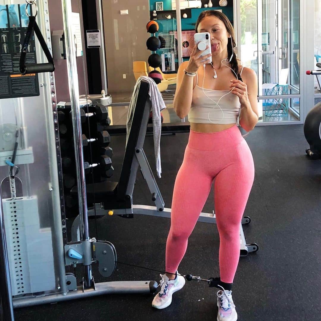 Nicole Mejiaのインスタグラム：「Yo, I (unknowingly) showed UP for #nationalpinkday which is hilarious to me bc I’m literally wearing all of the pink that I own in these photos. 😂  I hit the gym for the first time in 3 (?) months and man did it feel good to touch iron, make ugly lifting faces, and feel that lactic burn. 😝  I’ve lost muscle since quarantine hit but I’m not mad at it... I’ve leaned into my body composition changing as an opportunity to deepen self love. I used to be hella rigid about my body so gaining some softness around my belly and extra cellulite under my booty requires mental and emotional flexibility. Who can relate?  I had my first mental health day in a MINUTE and I’m feeling so grounded and refreshed. #grateful  I also uploaded 6 new workouts on @lulyapp last night! We’re now doing weekly workout uploads on the app with recipes and mental health content cycling in soon!  Also, the next JUMP starts on July 6th. If you’re ready to create a lifestyle that nurtures your mind, body, and soul, come take the JUMP with us! Luly.co/jump  Ok that’s all for now! Byeeeeee 👋🏼」