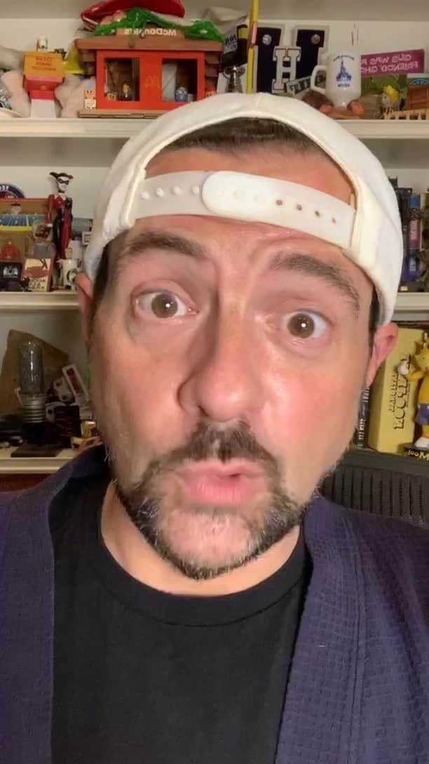 ケヴィン・スミスのインスタグラム：「See my sitcom SON-IN-LOCKDOWN on @tbsnetwork TONIGHT!」