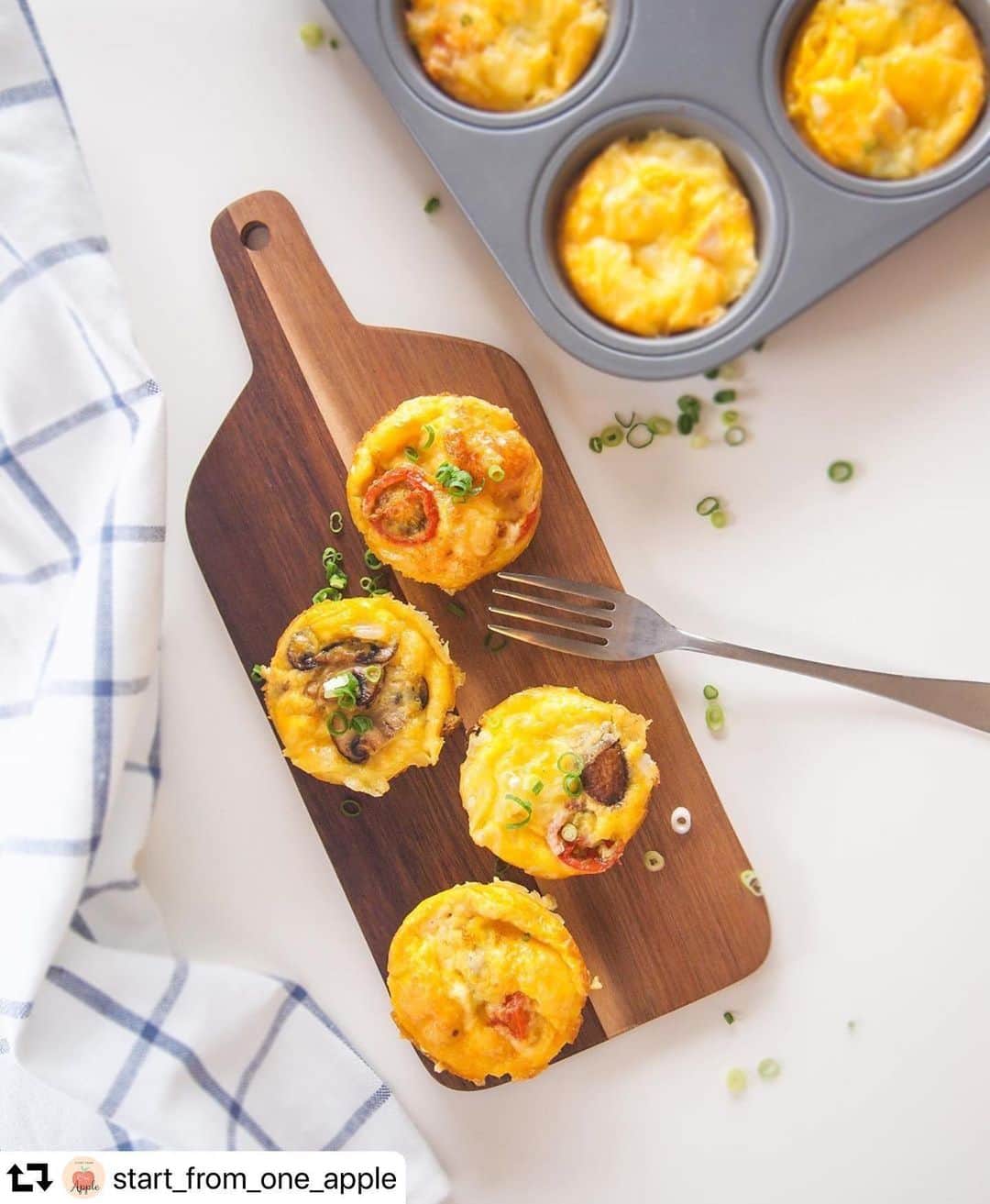 クスパさんのインスタグラム写真 - (クスパInstagram)「#repost @start_from_one_apple ・・・ ****************english below EGG MUFFINS エッグマフィン . 海外で馴染みの多いエッグマフィン★ 食べてほしい具材をマフィン型に入れて 卵を入れ、チーズを好みで入れて焼くだけ。 卵の黄色に野菜の色がすごく綺麗で好きです。 またオリジナルのレシピが作りやすいのも良いですね♪ お弁当に入っていてもすごくかわいいです。 . 私はハム、コーン、ねぎ、ジャスミンライスと マッシュルーム、トマト、ジャスミンライスにしました。 作り方や材料はブログのLunchのレシピに載せていますので是非チェックしてみてください。 . This is also a menu that I love to see from moms in different countries.  They are so colorful and beautiful! And you can put any ingredients you want. Good to hide veggies. . Today I put ... ・Ham,corn,green onions+jasmine rice ・Tomatoes, brown mushrooms + jasmine rice . I used 7 eggs+7 tablespoons of soymilk  to make 12 muffins. 180℃30mins. . When I mixed the egg, I added garlic powder and cumin. How do you like making these egg muffins?? Please give me comments.That would be helpful!! . #healthykidsfood #whatifeedmykid #kidslunchideas #簡単レシピ #幼児食 #幼児食献立 #幼児食レシピ #ヘルシーレシピ #ヘルシーごはん #エッグマフィン #野菜嫌い #マフィン #おかずマフィン #卵料理 #卵焼きアレンジ #お昼ごはん #お弁当おかず #手掴み食べ #手掴み食べメニュー #海外の幼児食 #海外のレシピ #海外の料理 #バイリンガル育児 #マカロニメイト #クスパ #c_i_japan #wp_deli_recipe」6月24日 10時53分 - cookingschoolpark