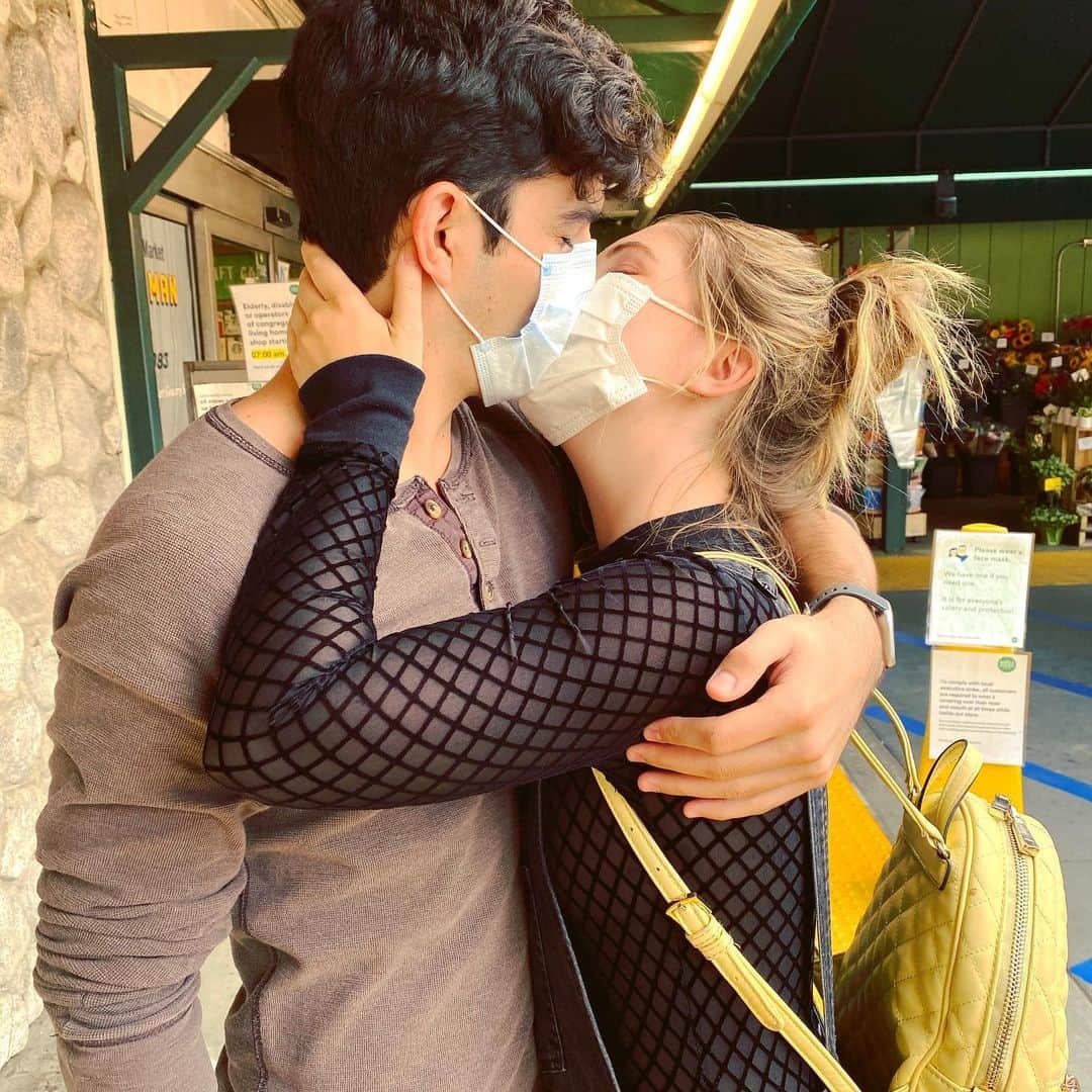 サミー・ハンラティのインスタグラム：「When you fall for someone in the midst of a pandemic 😷💕😷」