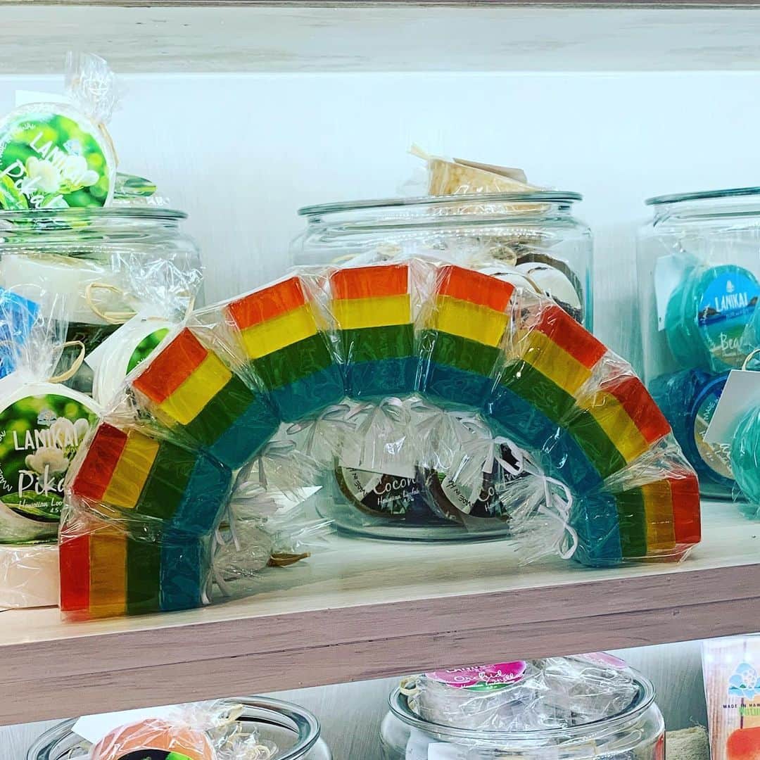 Lanikai Bath and Bodyさんのインスタグラム写真 - (Lanikai Bath and BodyInstagram)「Our rainbow (of mini natural soaps). Mahalo Kelsey for your imagination! #rainbows #lanikaibathandbody」6月24日 10時57分 - lanikaibathandbody