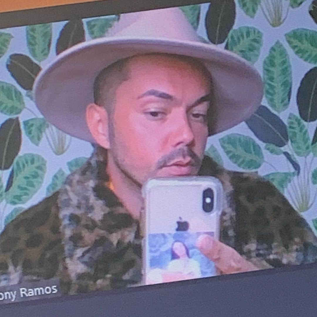 アンソニー・ラモスのインスタグラム：「Zoom call but make it fashion. Anyone else playing dress up during quarantine? #Safari」