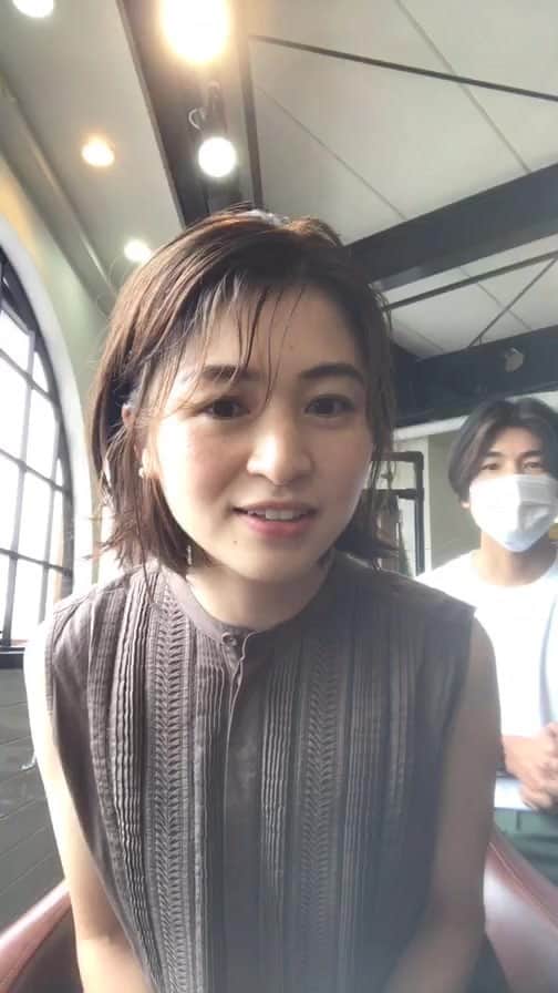 上村若菜のインスタグラム：「. . 10:00  今回のヘアオーダーについて 11:37  時短ヘアセット 20:00  セミオールバックヘア 30:00  ハット、キャップコーデ  @lyon_hair @hiroshitakatoku  #ヘアセット #ヘアカット #ヘアセット動画 #ボブ #ボブアレンジ #時短ヘアセット #ヘアオーダー #ママライフ」