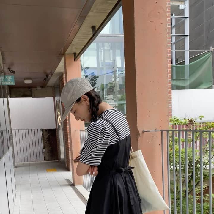 Chuuのインスタグラム：「💜CHUU💜 . 여름에는 원피스 하나로 예쁜 코디✨ 스트라이프에 어깨 셔링이 살-짝 들어가서 전체적인 라인이 예뻐 보여요❣️ 요고요고 스트라입티셔츠와 원피스 셋뚜셋뚜 상품이에요😊 _ 💌루즈 스트라이프 top&dress set」