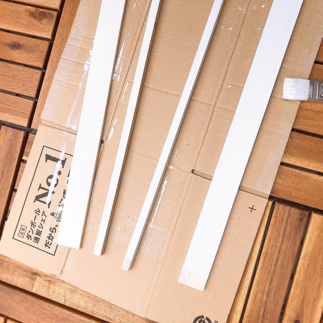 加藤美祐さんのインスタグラム写真 - (加藤美祐Instagram)「👶準備 . インスタでみかけて作ってみました🔨 . IKEAのトロファストにseriaで買った木の板と茶色のやつをつけて本棚コーナーをDIY🔨 . 夫がこうゆう作業が好きでDIYの道具も一式揃えてワクワクしながらやっていて、いいなぁ面白そうだと思いました👏🏻👏🏻👏🏻 (私はペンキを塗っただけ) . あと棚の上にあるカゴは、赤ちゃんの書類などをいれてるのと裁縫セット入れ😊 どちらもIKEA🌿 .  #IKEA#ikea購入品#トロファスト #seria #100均#100均DIY #出産準備」6月24日 11時14分 - muwkato