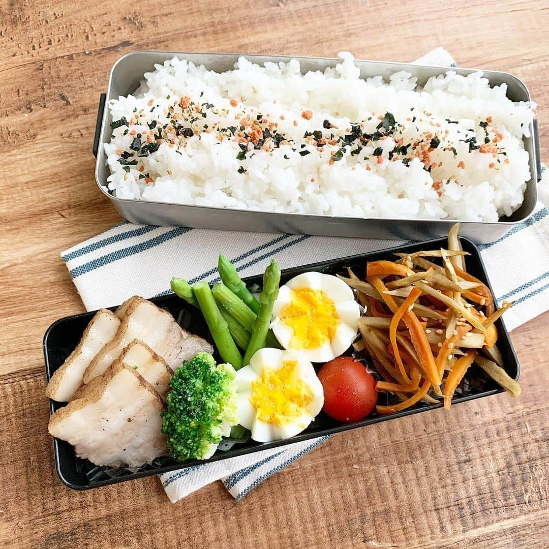 金子あきこさんのインスタグラム写真 - (金子あきこInstagram)「#お弁当 #豚肉の紅茶煮　 #きんぴらごぼう  #茹で卵 ←隙間埋め過ぎw アスパラ とブロッコリーは茹でただけ。 「今日のお弁当美味しかった？」 毎日ついつい聞いてしまう。 「美味しかったよ」が最高の幸せ♡ ୨୧┈┈┈┈┈┈┈┈┈┈┈┈┈┈┈┈┈┈୨୧ #弁当#高校生弁当#男子ママ#おうちごはん#頑張らないお弁当#作り置きおかず #詰めるだけ弁当#残り物#取り分けおかず#節約レシピ#健康レシピ#ごはんに酢#防腐#私市醸造# 豚肉の紅茶煮の漬ダレにも酢！ #健康#疲労回復#パワーチャージ#美容#腸活#腸内環境#レシピ開発#管理栄養士#節約美容料理家#アリコフード#金子あきこ」6月24日 11時21分 - akiko.7878