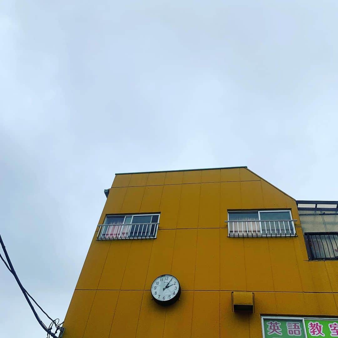 宙也さんのインスタグラム写真 - (宙也Instagram)「時の止まった英語教室。 うちの近所。いつ通っても時計の針は常に2時5分のまま。」6月24日 11時30分 - chuya_aquarius