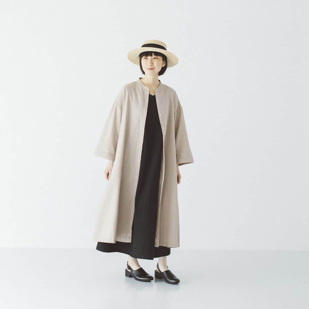 ナチュランさんのインスタグラム写真 - (ナチュランInstagram)「毎年恒例の、ナチュラン×人気ブランド別注の『夏の福袋』。﻿ 今回は、08Mab（ゼロハチマブ）の、着回し力の高いアイテムが入った4点セットをご紹介します。﻿ ﻿ ﻿ -----------﻿ ■4点￥28000相当　08Mab福袋［MAA-1A43-0002-A］﻿ ・コットンリネン 比翼ワンピース﻿ 織りの表情が見える雰囲気のある生地を使用したワンピース。袖と身頃にたっぷりのゆとりがあるので、季節の変わり目に羽織としても活躍します。前を留めると比翼ボタンが隠れ、すっきりとした印象で着こなせます。﻿ ﻿ ﻿ ・ノースリーブワンピース﻿ ノースリーブワンピースは首元を品よく見せるVネックと、凹凸のあるコットン素材が魅力。肩部分が広めなのもうれしいポイントです。比翼ワンピースを羽織ると裾から少し見える長めの着丈です。﻿ ﻿ ﻿ ・コットンボイルブラウス﻿ ネックラインにデザイン性のあるマブらしいシャツは、薄手で軽く夏にぴったりな着心地。肩にギャザーを入れた身幅たっぷりのシルエットは、Vネックですっきりと見せてくれます。小さな貝ボタンがアクセント。﻿ ﻿ ﻿ ・コットンリネン チェックスカート﻿ ブランドでも人気の大柄チェックのスカートもセット。しっかりとした生地で通年着やすく、総ゴムなので丈のバランスも調整しやすい仕様です。落ち着いたグリーンの配色が装いに華やかさを加えてくれます。﻿ ﻿ ﻿ ﻿ ------------------------------﻿ ▶️お買いものは写真内のタグをタップしてくださいね。またはプロフィールからもナチュランへリンクしています。→@natulan_official﻿ ﻿ ▶️写真内のタグは、販売中でも消えている場合がございます。ぜひ、ナチュランの検索窓から、注文番号又は商品名を、検索してみてくださいね。﻿ ﻿ ▶️プロフィール画面では、季節のおすすめ商品や、再入荷情報をご紹介しています。ぜひ、ご覧くださいませ。→@natulan_official﻿ ﻿ ----------- #lifewear #fashion #今日のコーデ #コーディネート #ファッション #ナチュラル #ナチュラン #natulan #日々の暮らし #暮らしを楽しむ #シンプルライフ #シンプルコーデ #大人女子 #大人コーデ #ナチュラルコーデ #ワンピース #08Mab #ゼロハチマブ #福袋 #チェック #ワンピースコーデ #リンネル #リンネル掲載 #natulan_official」6月24日 11時31分 - natulan_official