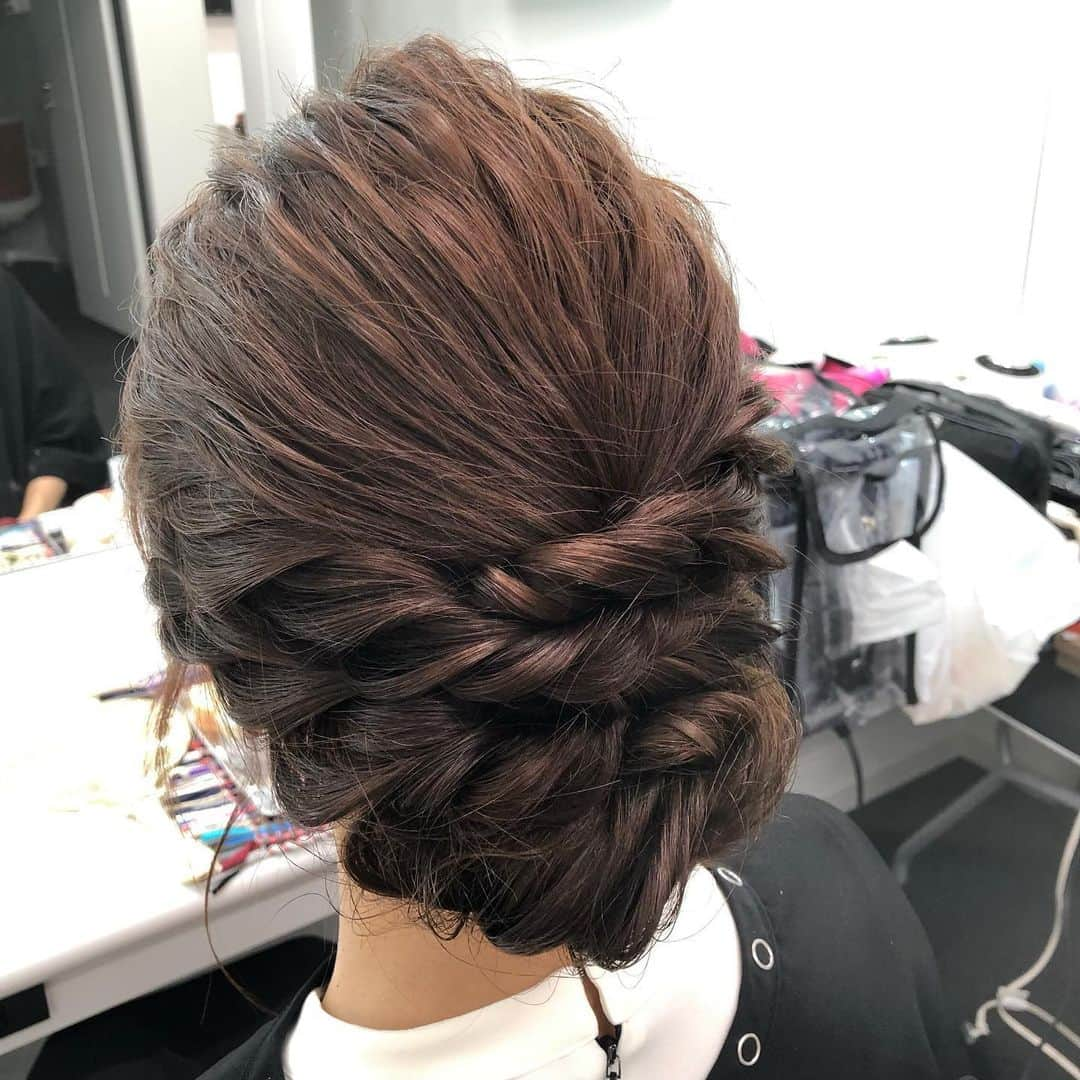 井上英里香さんのインスタグラム写真 - (井上英里香Instagram)「昨日の本番前は プロのヘアメイクさん @mafuyu_makeup に 可愛くアレンジして頂きました💓 * * 自分では絶対にできない ヘアスタイルなので 特別感があって テンションも上がる〜😍✨ * この髪型大好評でした🙌🏻 * メイクルームでのお話も面白く、 毎回気持ち良く本番に臨めます！ * いつもありがとうございます♡♡ * 沢山の方達に支えられて、 毎日楽しくお仕事させて いただいてます🙏🏻💫 * * #感謝 #thanks #アナウンサー #ヘアメイク #こなれ感 #ゆるアップ #hairstyle #hairarrange #beauty #💜💙💚💛🧡❤️」6月24日 11時36分 - ribbonhome.erika