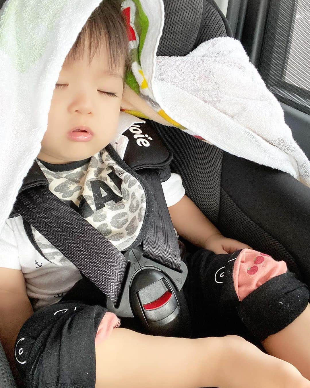 Momoeのインスタグラム：「ストーリーにも載せたけど かわいいからこっちにも🥺💘笑 . 自分で頭にタオルかけて 勝手に寝てた😪💤笑 数分後には2枚目になっていた...笑 みよといると毎日爆笑😂💓 . .  #happy #家事 #育児 #family #家族 #boy #smile #男の子 #息子 #code #love #lucky #kids #子供 #thankyou #宝物 #ベビー #fashion #follow #心 #縁 #パパ #ママ #家族写真 #男の子ママ #赤ちゃん写真 #photo #子育て #1歳 #flower」