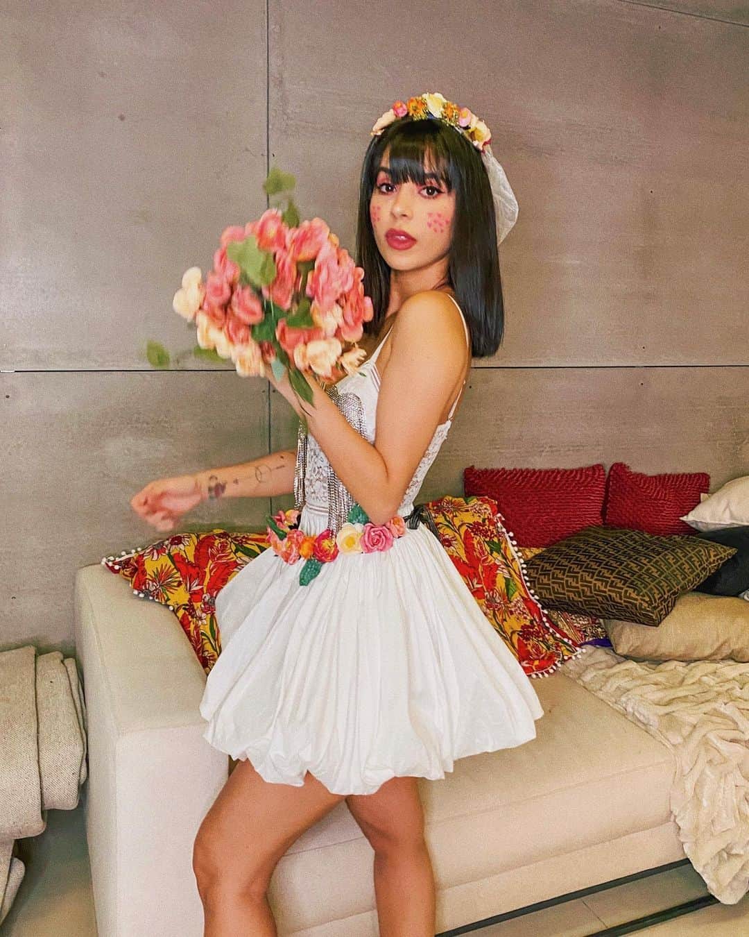 Gabriela Salesのインスタグラム：「A noiva matuta mais improvisada da vida, feita em meia hora. Até saco de recebidos rolou pro véu. Quem viu nos stories? Gostaram???? 💐💐💐💗😍」