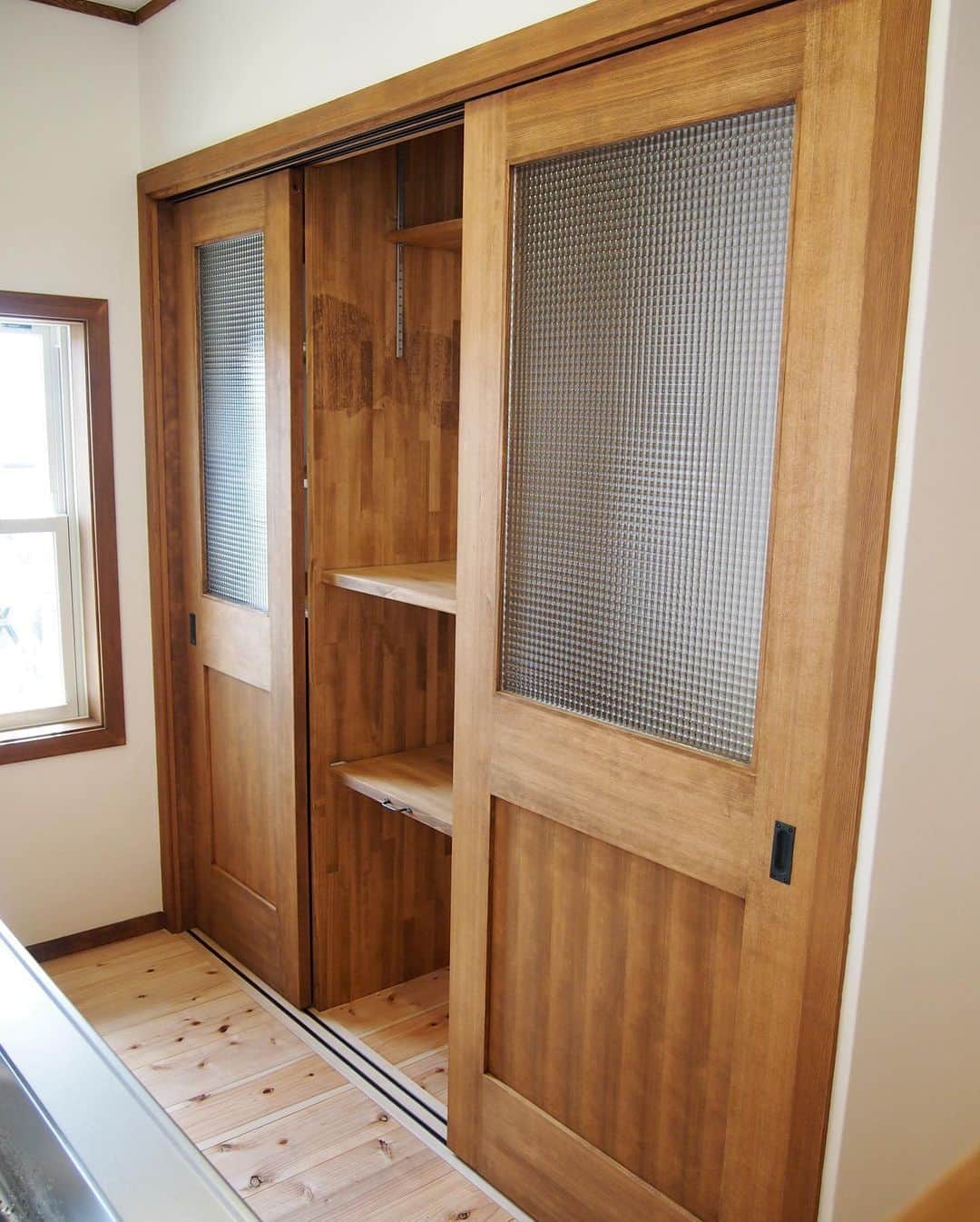 フレンチ工房 神戸さんのインスタグラム写真 - (フレンチ工房 神戸Instagram)「システムキッチンだった場所 リノベーションで造作の収納棚に✨ （間取りは、ほぼ変更なし） ・ ・ 扉は、使用している箇所以外、隠れるように工夫 ☺️✨ ・ ・ 使う物、置く位置を決めサイズや、位置をきめます。その後でも流動的に変化出来る作りに🌱 ・ ・ HPで他の施工例もご覧いただけます😌 ➡️ @frenchkobokobe ・ ・ #フレンチ工房神戸 #フレンチカントリー #ナチュラルインテリア #ナチュラルカントリー #リノベーションデザイン  #キッチンリフォーム #漆喰の壁 #漆喰壁 #無垢材の床 #無垢材フローリング #漆喰の家  #造作食器棚 #造作カップボード #キッチンリフォーム #キッチン収納  #キッチン背面収納  #ナチュラルな家 #暮らしを楽しむ #マイホーム  #マイホーム計画　 #マイホーム記録  #リフォームしたい #リノベーション記録 #おしゃれな住まい　 #輸入住宅 #工務店がつくる家  #デザイン住宅  #注文住宅 #工務店が作る家  #注文住宅のかっこいい工務店」6月24日 12時00分 - frenchkobo