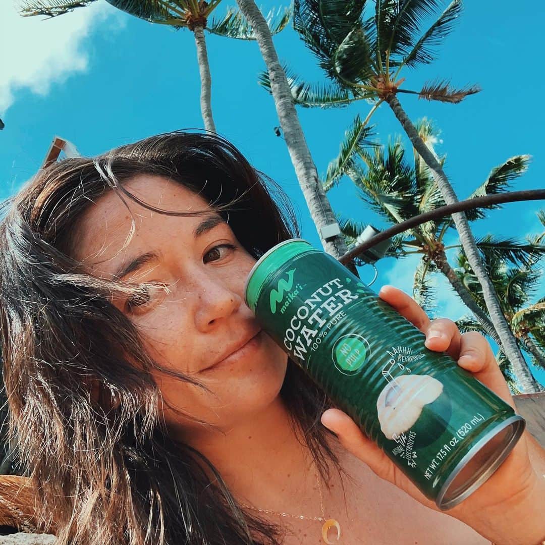 アリッサ ウーテンのインスタグラム：「Gotta stay hydrated 🥥 @foodlandhi Maika’i Coconut water is so perfect for those hot summer days we’ve been having ☀️ #amaikaiday #ad」