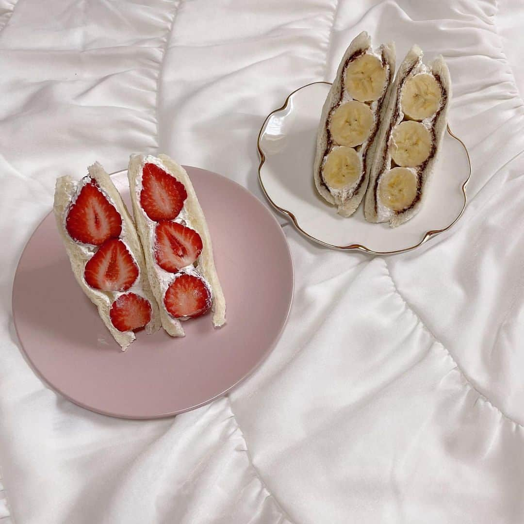 ローリエプレス編集部さんのインスタグラム写真 - (ローリエプレス編集部Instagram)「🍓﻿ ﻿ いちごと生クリームがあれば、かわいいうちカフェメニューが完成♡﻿ ﻿ みんなの手作りスイーツを参考にキュートなカフェタイムを過ごそう！﻿ ﻿ ﻿ ❤︎おすすめメニュー❤︎﻿ #キャンドルケーキ﻿ #タルギケーキ﻿ #いちごサンド﻿ #オープンサンド﻿ #チューリップサンド﻿ ﻿ ❤Thank you❤﻿ @__anna.10  @_y_u_k_i_e_  @airingram  @haruka34_ ﻿ ローリエプレスのプレスメンバーの投稿を記事やSNSで紹介でさせていただきます🧸🎀﻿ ストーリーズをチェックしてね♡﻿ ﻿ 過去の投稿は↓をチェック！﻿ #laurierpress_おうちかふぇ﻿ ﻿ ﻿ ﻿ ﻿ #laurierpress #ローリエプレス#おうちかふぇ#うちカフェ﻿」6月24日 11時55分 - laurier_press