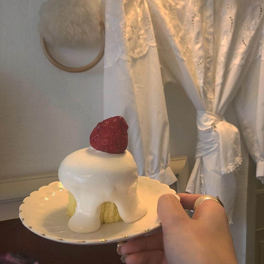 ローリエプレス編集部さんのインスタグラム写真 - (ローリエプレス編集部Instagram)「🍓﻿ ﻿ いちごと生クリームがあれば、かわいいうちカフェメニューが完成♡﻿ ﻿ みんなの手作りスイーツを参考にキュートなカフェタイムを過ごそう！﻿ ﻿ ﻿ ❤︎おすすめメニュー❤︎﻿ #キャンドルケーキ﻿ #タルギケーキ﻿ #いちごサンド﻿ #オープンサンド﻿ #チューリップサンド﻿ ﻿ ❤Thank you❤﻿ @__anna.10  @_y_u_k_i_e_  @airingram  @haruka34_ ﻿ ローリエプレスのプレスメンバーの投稿を記事やSNSで紹介でさせていただきます🧸🎀﻿ ストーリーズをチェックしてね♡﻿ ﻿ 過去の投稿は↓をチェック！﻿ #laurierpress_おうちかふぇ﻿ ﻿ ﻿ ﻿ ﻿ #laurierpress #ローリエプレス#おうちかふぇ#うちカフェ﻿」6月24日 11時55分 - laurier_press