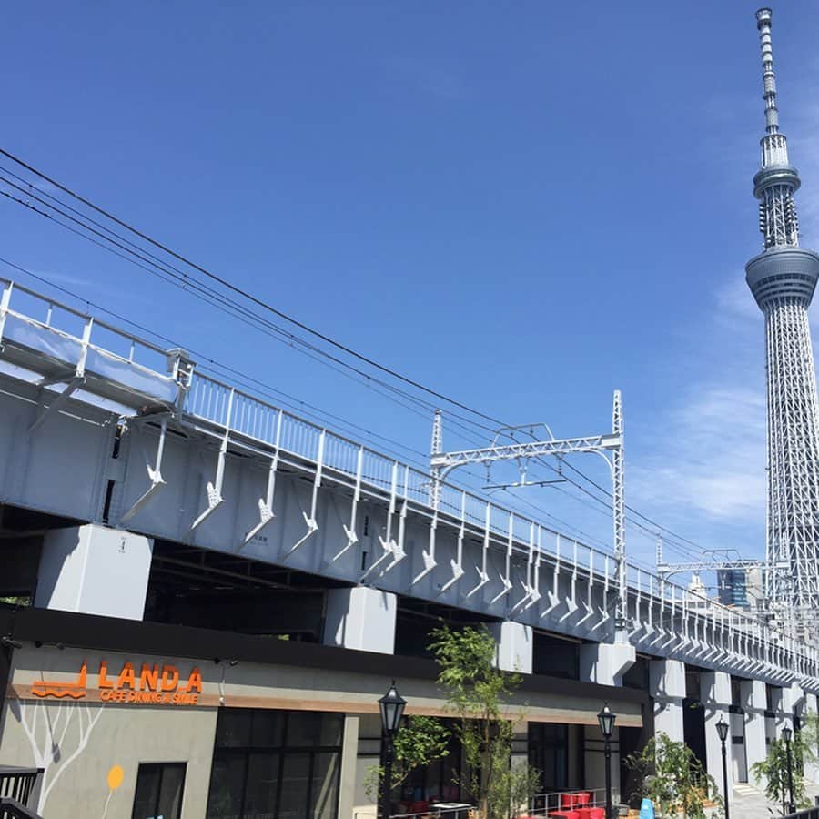 レッツエンジョイ東京さんのインスタグラム写真 - (レッツエンジョイ東京Instagram)「. ✩★------------------﻿ ニュースポット誕生！﻿ 東京ミズマチ（R）＆すみだリバーウォーク﻿ ------------------✩★﻿ ﻿ 2020年6月18日（木）、東武スカイツリーラインの浅草駅からとうきょうスカイツリー駅間を結ぶ「すみだリバーウォーク」と、高架下の複合商業施設「東京ミズマチ（R）」がオープン！浅草と東京スカイツリー®のお散歩が楽しくなる注目スポットです♪﻿ ﻿ ﻿ 📷写真1枚目：すみだリバーウォーク﻿ 東武鉄道の隅田橋梁に新たに設置された歩道橋は、お散歩にピッタリ。﻿ ﻿ 📷写真2枚目：すみだリバーウォーク﻿ まっすぐに伸びる木目の歩道橋。すぐそばを電車が通るので迫力満点！﻿ ﻿ 📷写真3枚目：東京ミズマチ(R)﻿ すみだリバーウォークを渡った先にあるのが東京ミズマチ®には注目スポットがいっぱい！﻿ ﻿ 🥤写真4枚目：DEUS EX MACHINA ASAKUSA﻿ 自家製レモネードシロップを使用した「ホームメイドレモネード」は夏にピッタリ！﻿ ﻿ 🍞写真5枚目：むうや﻿ 「鉄板餡フレンチトースト」は、人気店「パンとエスプレッソと」でも人気のムーを使った一品。﻿ ﻿ ﻿ 詳しい解説はアカウントトップから﻿ ☞@lets_enjoytokyo﻿ ﻿ #レッツエンジョイ東京 ﻿ #東京ミズマチ﻿ #すみだリバーウォーク﻿ #浅草﻿ #東京スカイツリー﻿ #東武鉄道 ﻿ #墨田区﻿ #墨田川﻿ #隅田公園﻿ #お散歩﻿ #パンとエスプレッソと #むうや﻿ #浅草カフェ﻿ #食パン #パン #パン屋 #ベーカリー﻿ #デウスエクスマキナ　#デウス　#DEUSEXMACHINA﻿ #おでかけスポット ﻿ #お散歩 #おさんぽ #さんぽ﻿ #休日の過ごし方」6月24日 11時55分 - lets_enjoytokyo