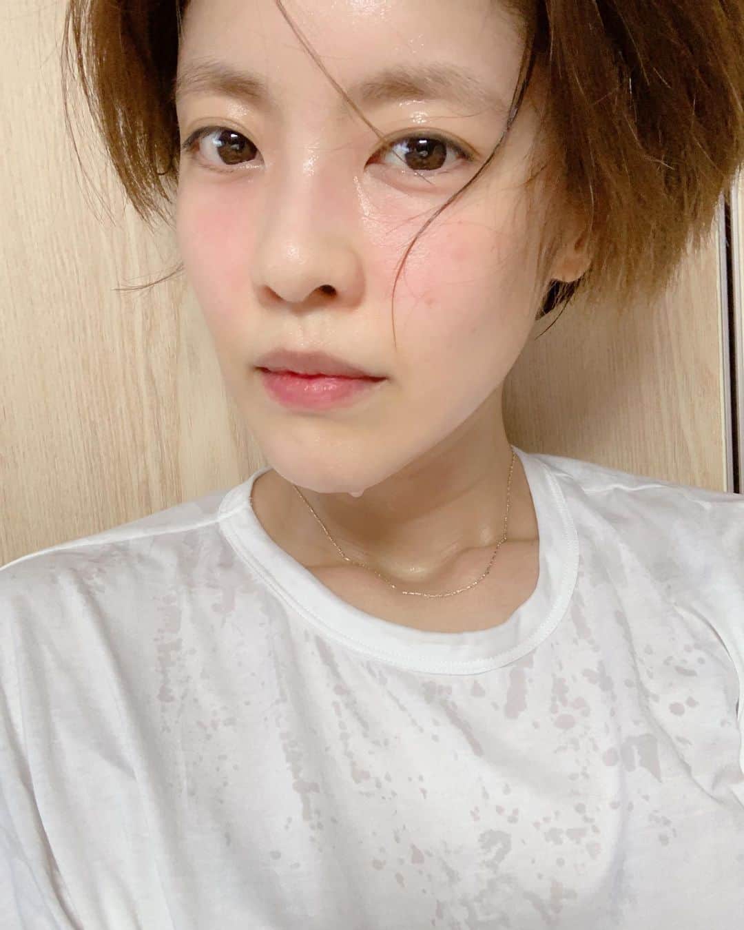 イ・ユンジのインスタグラム：「맞아여오늘비와요 #홈트20분#20분만에이럴일#기승전어플」