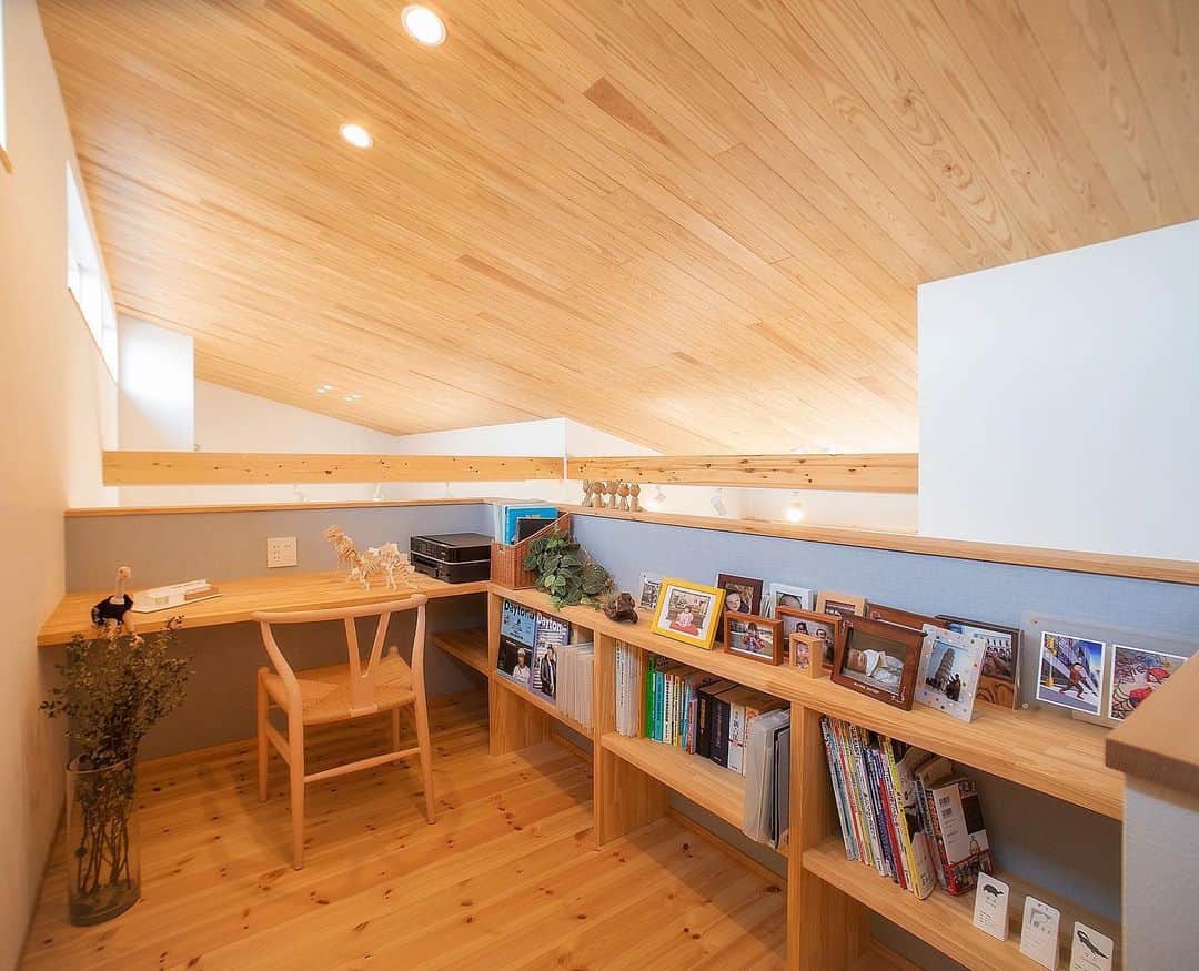 homelife 夢を叶える暮らし方のインスタグラム：「【お家図書館】 . . ロフトにちょっとした図書館を！ 開放的な空間で勉強もはかどりそうです★ . こちらのアカウントではホームライフのお施主様の施工写真を投稿しています。 その他の施工写真は、 @homelife_gallery のURLからご覧いただけます。 . 家づくりの資料請求はコチラから @homelife_shiryou . . #空間 #有効活用  #図書館 #開放感 #お家図書館 #勉強部屋 #ローコスト住宅 #マイホーム #夢のマイホーム #間取り #シンプルな暮らし #暮らしを楽しむ #注文住宅 #自由設計 #デザイン住宅 #リノベ #リフォーム #全国にいい家を #コラボハウスとコラボ #建築士と建てる #myhome #family #house #home #homelife_京都 #homelife_大阪 #homelife_兵庫 #ホームライフ #ホームライフ100 #アーキホームライフ」