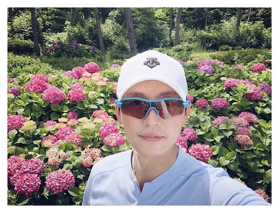 イ・ジョンジンさんのインスタグラム写真 - (イ・ジョンジンInstagram)「#골프 #golf 그러나 장마가 시작.  대신 더위는 물러갔어요~^^ 어제는 맑았는데 ㅋ #수국」6月24日 12時08分 - jung.jin.lee_