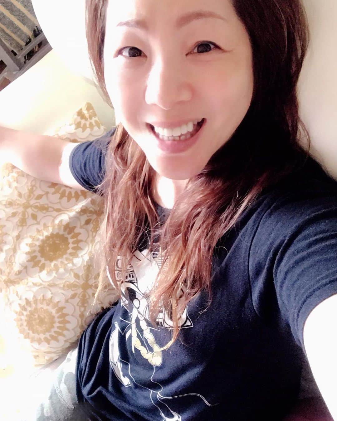 井上貴子のインスタグラム：「午前中に 身体のメンテナンス^ ^  最近外反母趾が進んでいて 荒治療してもらってるんだ^ ^  持病の腰痛は 腰はほとんど触らず なんと！！ お腹をグイグイ…  いや  ゴリゴリ…  いや  グォングォン押す これまた荒治療^ ^  痛みで 言葉にならない わめき声をあげ（笑）  とてもスッキリ^ ^  今日はお散歩もおわったし。  これから ハマり屋の趣味の時間に没頭^ ^  作品は皆さんが忘れた頃に 公開しようと思ってるよ。  Happyで^ ^  コロナ問題に携わる 全ての皆様。  心から 感謝しています。  #井上貴子  #LLPWX #女子プロレス #紅緒と柊音 #トイプードル #神取忍 #メンテナンス #荒治療 #これまでの整体の中で最高級 #感謝 #STOPCOVID19」