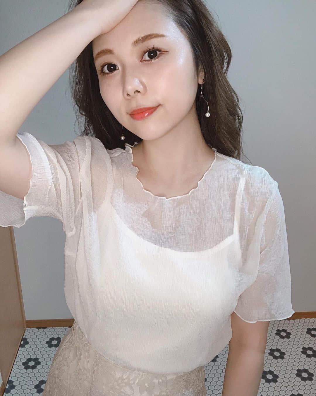 西村季里子のインスタグラム：「・ 最近オレンジリップにハマってる💄 前まではピンク、赤しか似合わないと 思ってたけど挑戦してよかった💋💋 まつ毛も今までで一番伸びて メイクが楽しい〜〜😊❤️ 今年は日焼けも絶対絶対しない！ お肌のお手入れも頑張る！ あと…痩せる…何回いうの？ #メイク#make#コスメ#リップ #オレンジリップ#opera#ティントリップ  #まつ毛#まつ育#日焼け#美白 #ダイエット#痩せる#痩せたい #美活#美活女子#follow#followme」