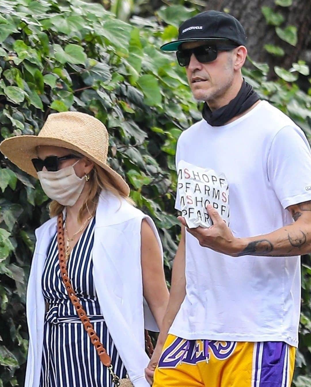 Just Jaredさんのインスタグラム写真 - (Just JaredInstagram)「@reesewitherspoon & husband Jim Toth hold hands while going for an afternoon stroll. #ReeseWitherspoon #JimToth Photos: Backgrid」6月24日 12時06分 - justjared