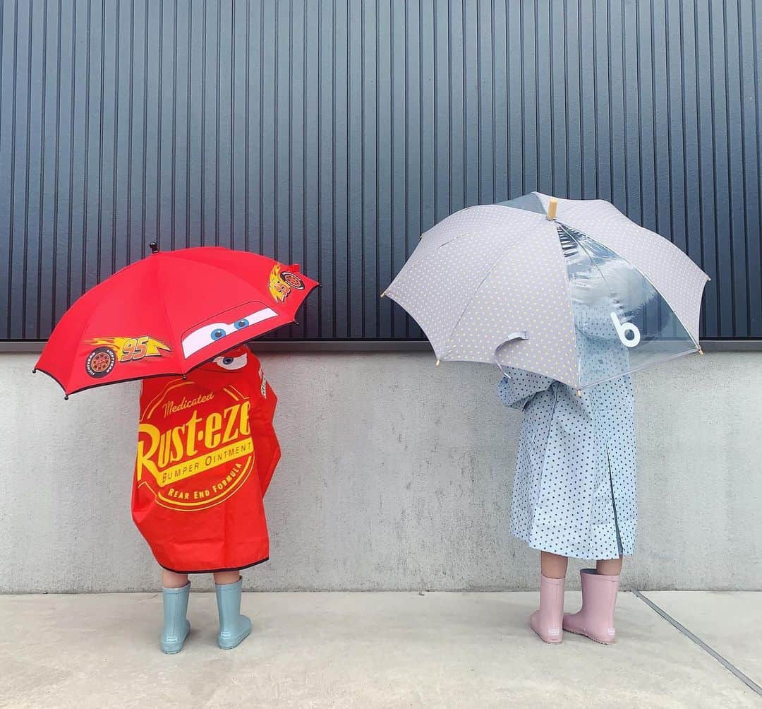 ムクリ［mukuri］さんのインスタグラム写真 - (ムクリ［mukuri］Instagram)「雨の日だからこそ楽しく快適に〜こどもに寄り添ったレイングッズ選び〜﻿ ﻿ 登園や登校も少しずつ始まる中、﻿ この時期は雨の日が多く憂鬱になりますよね。﻿ ﻿ こどもたちはというと、﻿ 自分が選んだ長靴やキャラクターの傘など、﻿ ここぞとばかりに楽しそうに身につけます。﻿ ﻿ 一緒に出かけると﻿ 雨に濡れる心配だったり、﻿ 水たまりを気にしたりと負担を感じることもありますが、﻿ こどもが自分のお気入りのアイテムとともに﻿ 楽しそうに出かける様子を見ていると﻿ なんだかこちらも気持ちが軽くなってきます。﻿ ﻿ @______________.ma さんの二人の姉弟の﻿ レイングッズをご紹介。﻿ お揃いの長靴で並ぶ様子も可愛らしいですね＾＾﻿ ﻿ ﻿ ▶︎紹介した記事﻿ https://mukuri.themedia.jp/posts/6348679﻿ 「あの人の暮らしが素敵な理由」カテゴリーから記事ご覧いただけます。﻿ ﻿ ﻿ #レイングッズ #梅雨 #傘 #レインコート #こどもビームス #beams #ビームス #こどもと暮らす #こどものいる暮らし #こどもとおでかけ #こども服 #玄関 #玄関収納 #整理収納 #賃貸暮らし #マンション暮らし #マンションインテリア #おうち時間 #マイホーム #注文住宅 #おうち #新築 #インテリア #北欧インテリア #シンプルな暮らし #暮らしを楽しむ #日々のこと #くらしの編集 #丁寧な暮らし #ムクリ」6月24日 12時08分 - mukuri_official