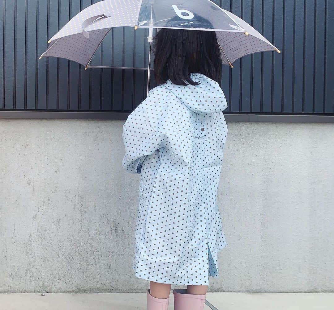 ムクリ［mukuri］さんのインスタグラム写真 - (ムクリ［mukuri］Instagram)「雨の日だからこそ楽しく快適に〜こどもに寄り添ったレイングッズ選び〜﻿ ﻿ 登園や登校も少しずつ始まる中、﻿ この時期は雨の日が多く憂鬱になりますよね。﻿ ﻿ こどもたちはというと、﻿ 自分が選んだ長靴やキャラクターの傘など、﻿ ここぞとばかりに楽しそうに身につけます。﻿ ﻿ 一緒に出かけると﻿ 雨に濡れる心配だったり、﻿ 水たまりを気にしたりと負担を感じることもありますが、﻿ こどもが自分のお気入りのアイテムとともに﻿ 楽しそうに出かける様子を見ていると﻿ なんだかこちらも気持ちが軽くなってきます。﻿ ﻿ @______________.ma さんの二人の姉弟の﻿ レイングッズをご紹介。﻿ お揃いの長靴で並ぶ様子も可愛らしいですね＾＾﻿ ﻿ ﻿ ▶︎紹介した記事﻿ https://mukuri.themedia.jp/posts/6348679﻿ 「あの人の暮らしが素敵な理由」カテゴリーから記事ご覧いただけます。﻿ ﻿ ﻿ #レイングッズ #梅雨 #傘 #レインコート #こどもビームス #beams #ビームス #こどもと暮らす #こどものいる暮らし #こどもとおでかけ #こども服 #玄関 #玄関収納 #整理収納 #賃貸暮らし #マンション暮らし #マンションインテリア #おうち時間 #マイホーム #注文住宅 #おうち #新築 #インテリア #北欧インテリア #シンプルな暮らし #暮らしを楽しむ #日々のこと #くらしの編集 #丁寧な暮らし #ムクリ」6月24日 12時08分 - mukuri_official